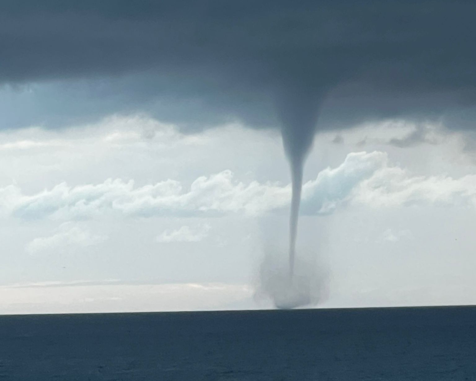 Momento em que tromba d´água se aproxima do porto de Mazarrón, na Espanha. 28/12/2025