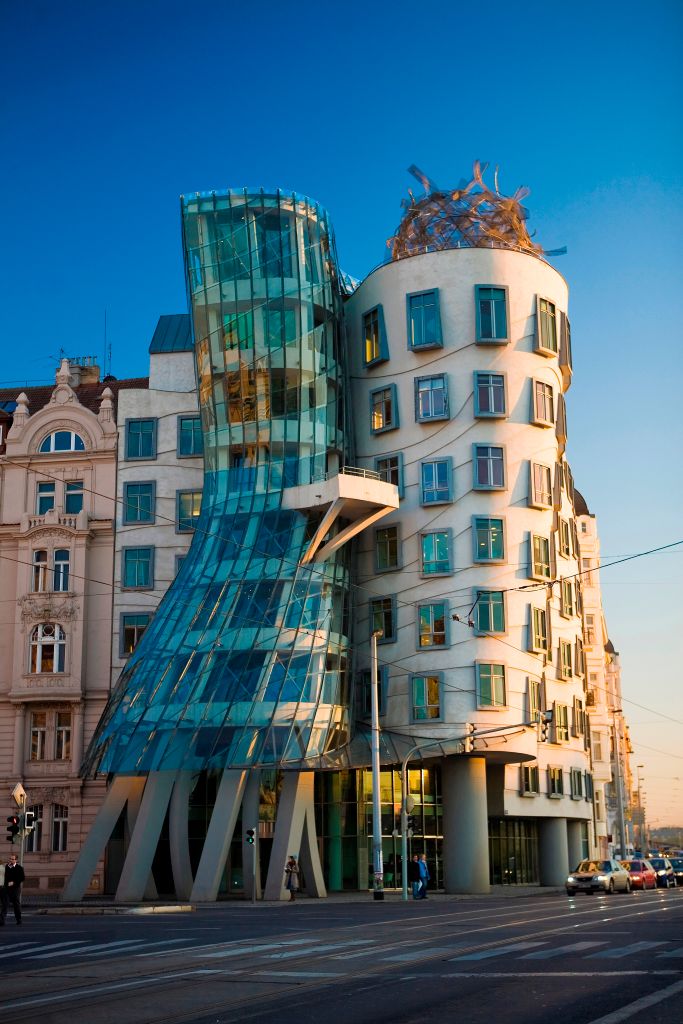 Criação de Frank Gehry, a Casa de Dança de Praga, República Checa, virou ponto turístico da cidade -