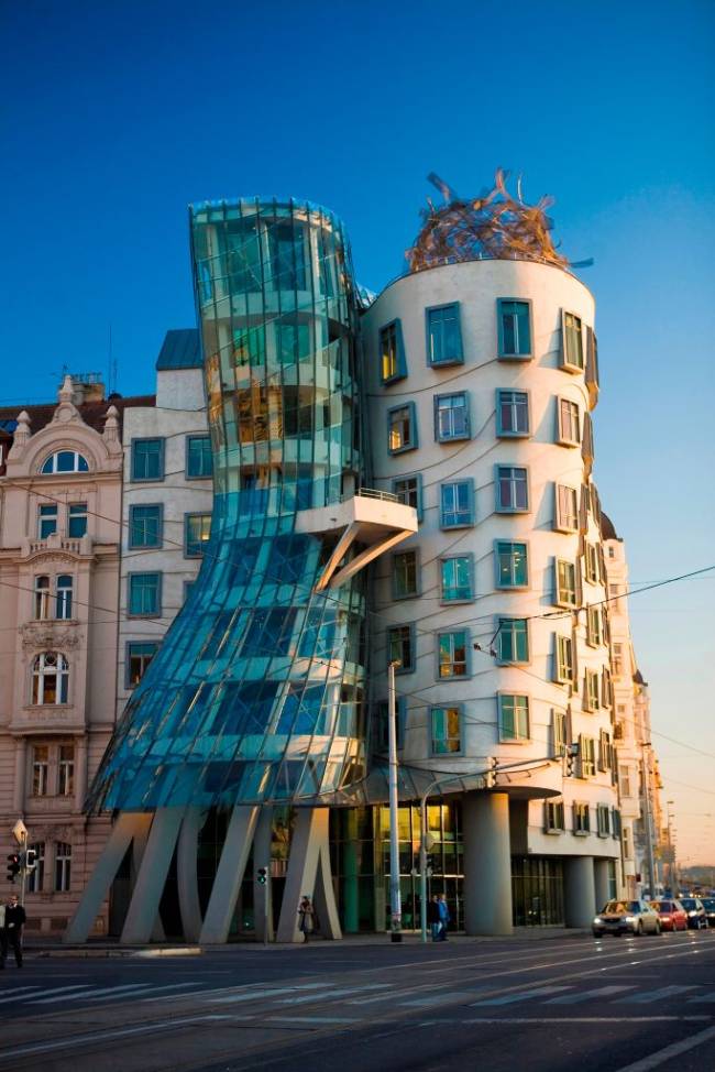Criação de Frank Gehry, a Casa de Dança de Praga, República Checa, virou ponto turístico da cidade -
