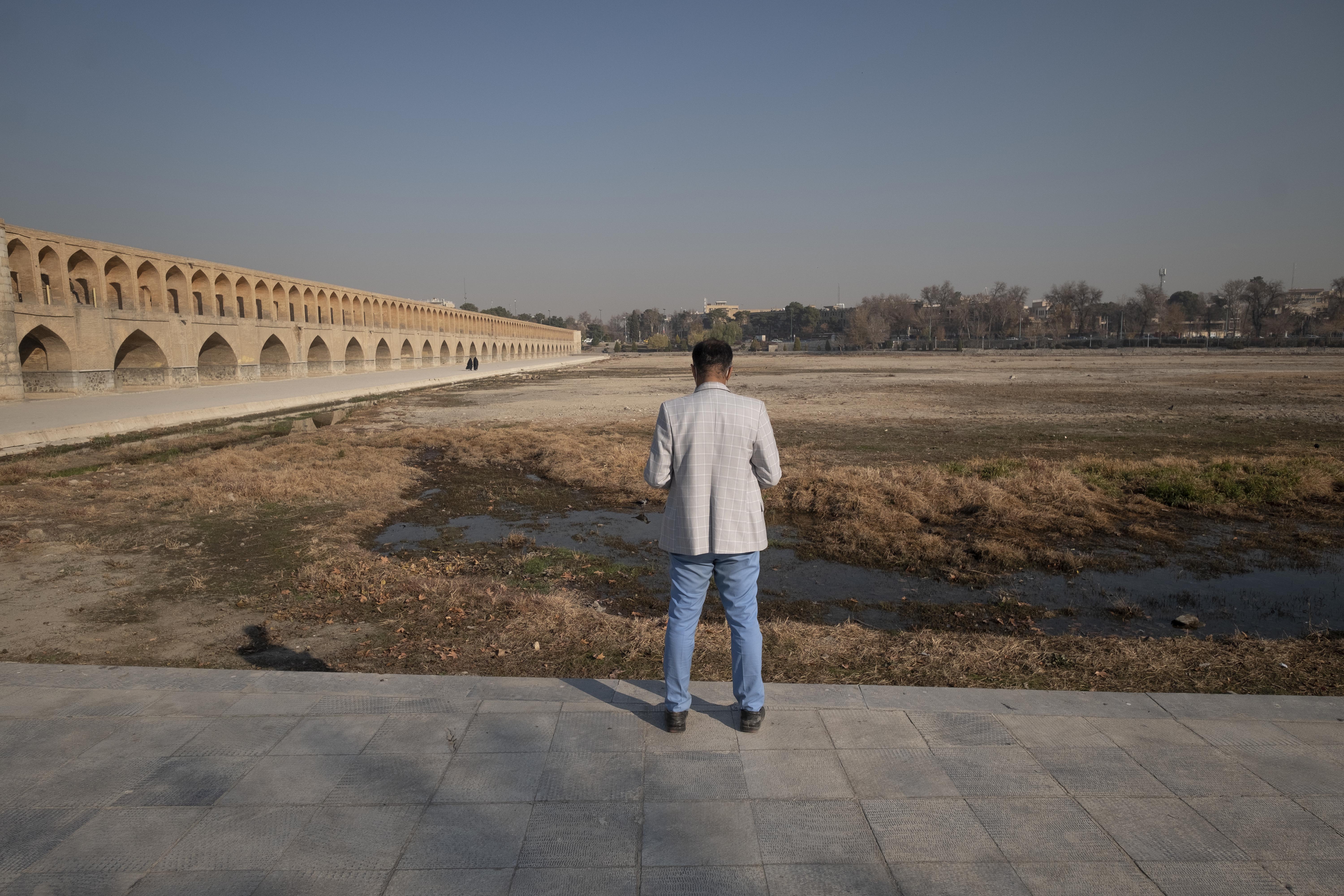 Iraniano observa a margem seca do rio Zayandeh Rud, na cidade de Isfahan, a 450 km ao sul de Teerã