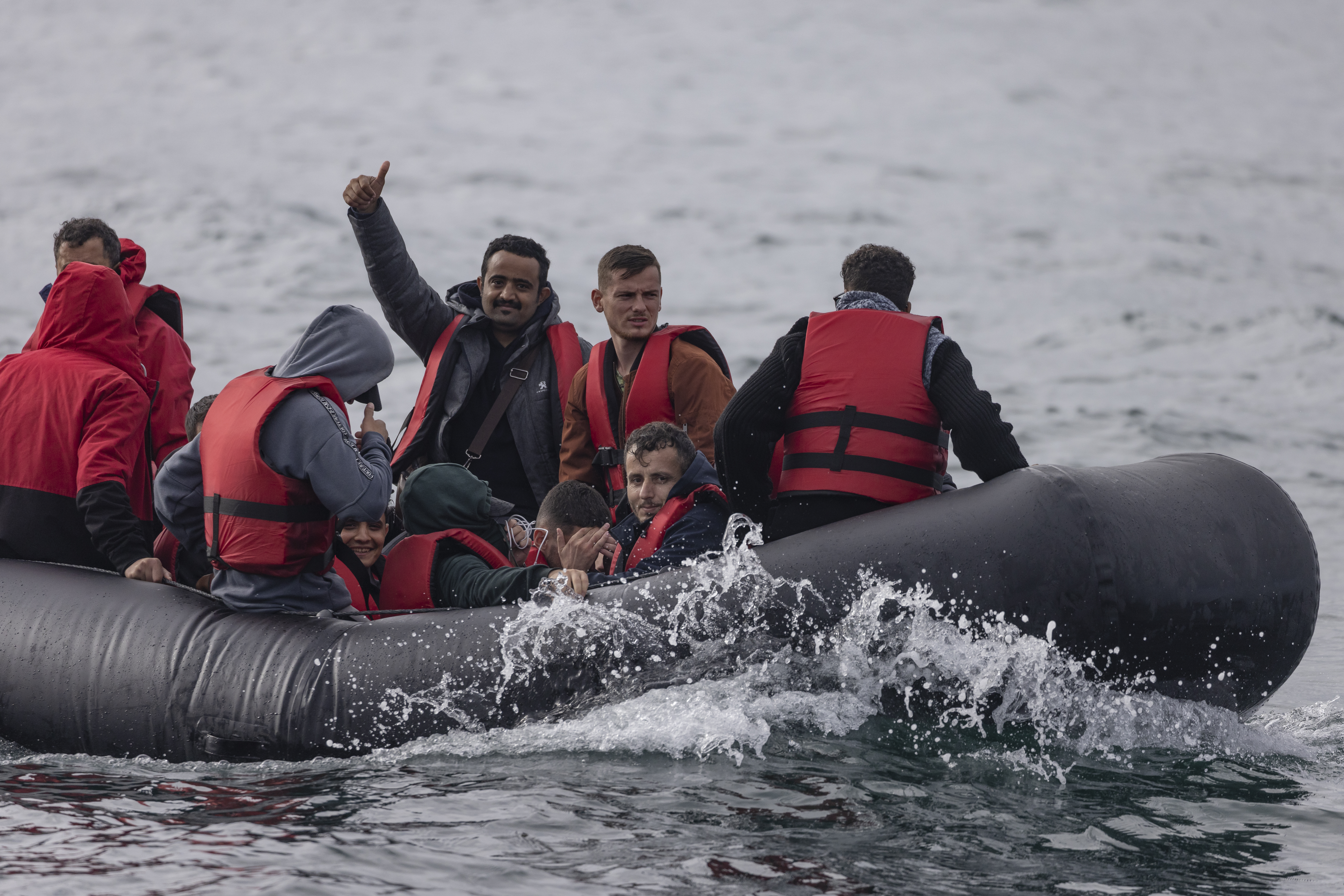 Uma embarcação inflável transportando migrantes cruza a rota de navegação no Canal da Mancha em 4 de agosto de 2022, ao largo da costa de Dover, Inglaterra.