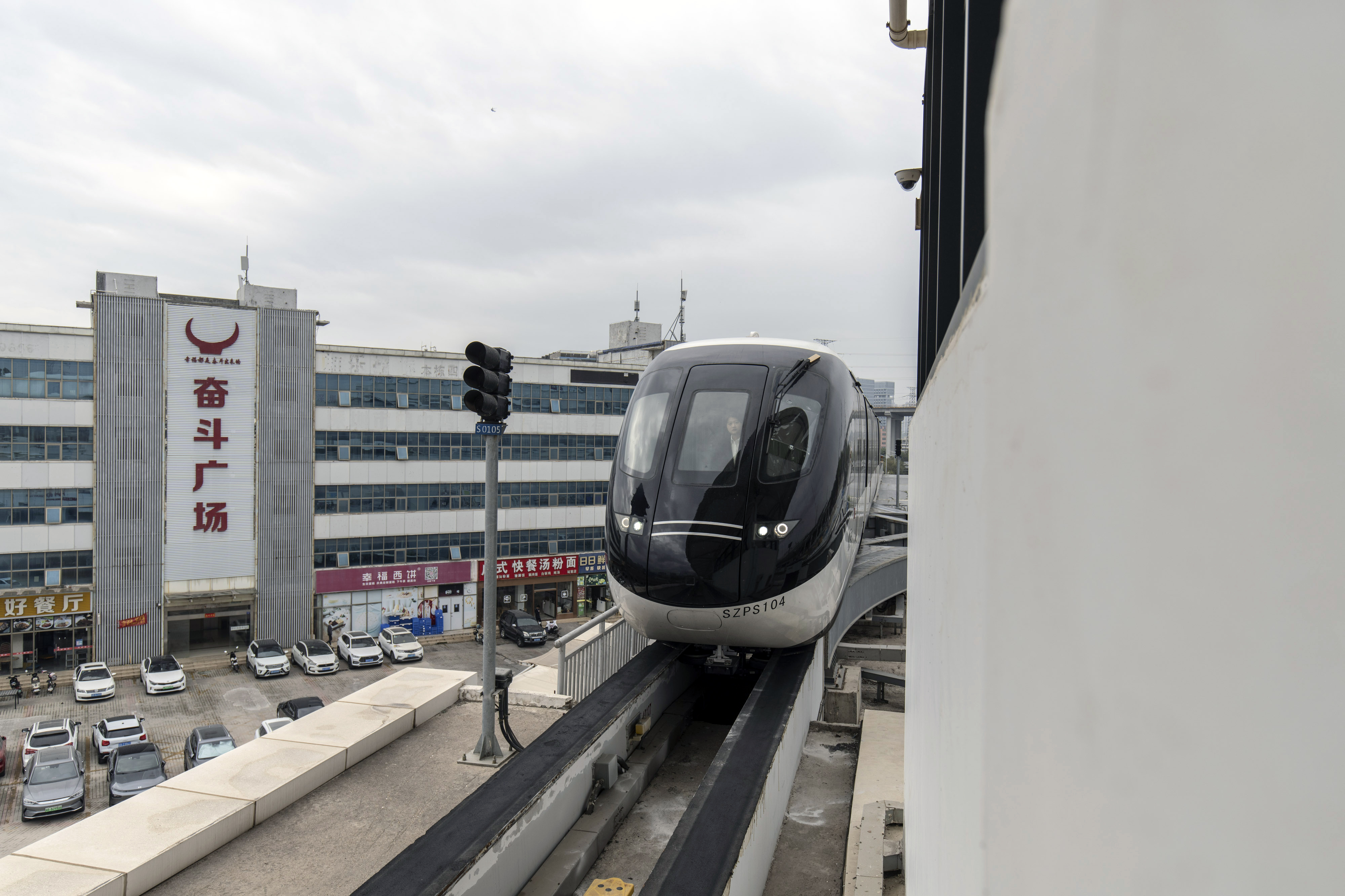 Monotrilho da BYD se aproxima de uma estação em Shenzhen, China, na quarta-feira, 17 de janeiro de 2024