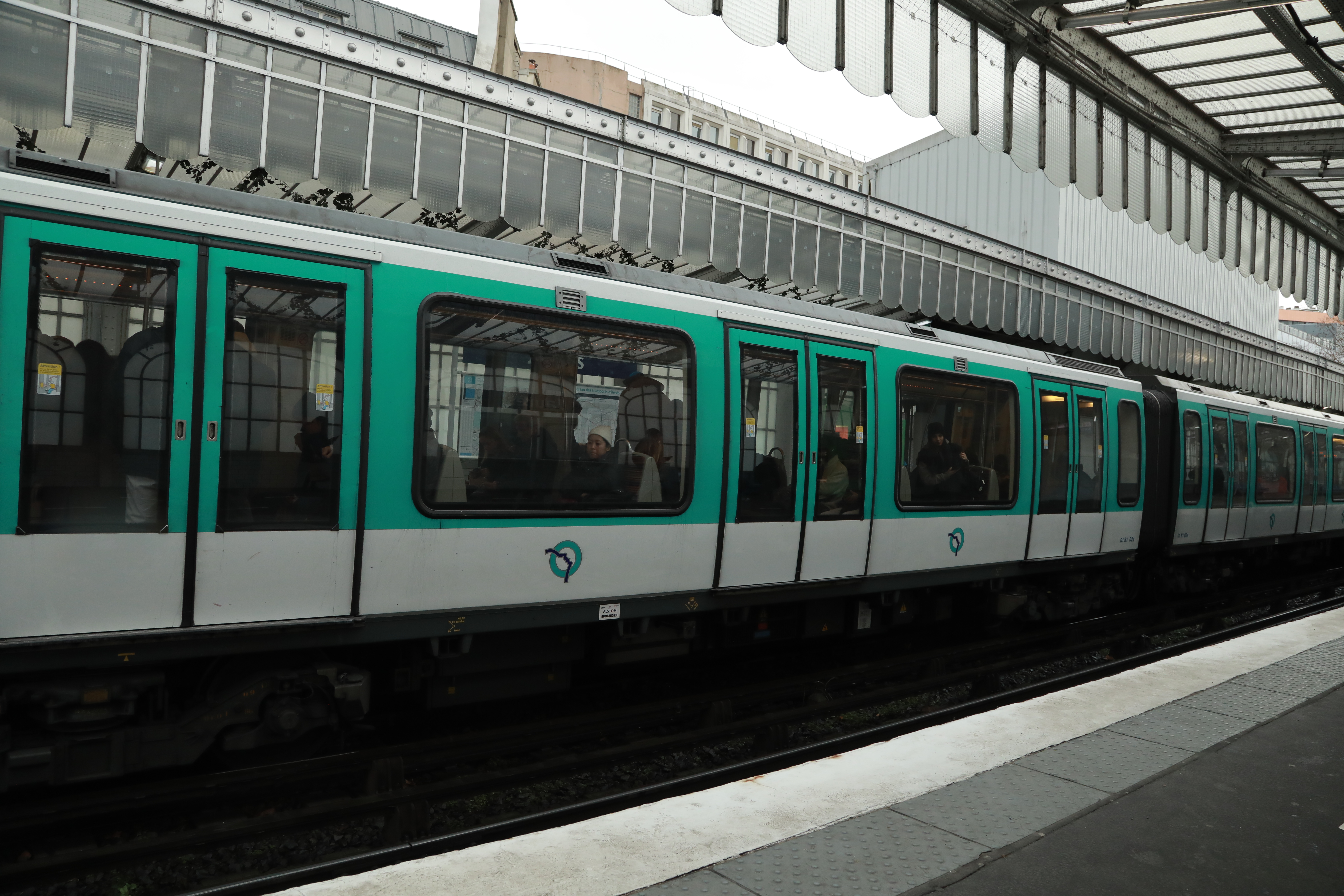 Estação de metrô em Paris: ataques ferem três mulheres