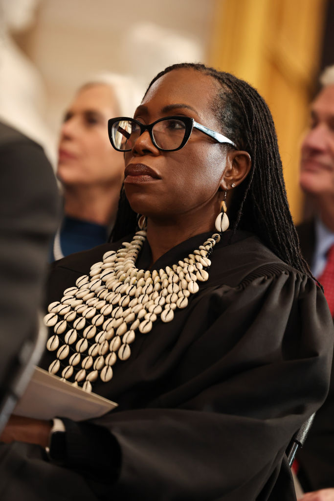 Ketanji Brown Jackson: colar ancestral como recado na posse de Trump