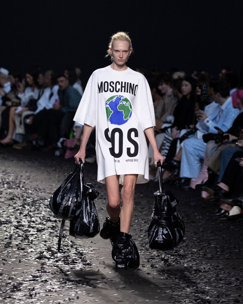 Moschino inverno 2025: protestos políticos na passarela