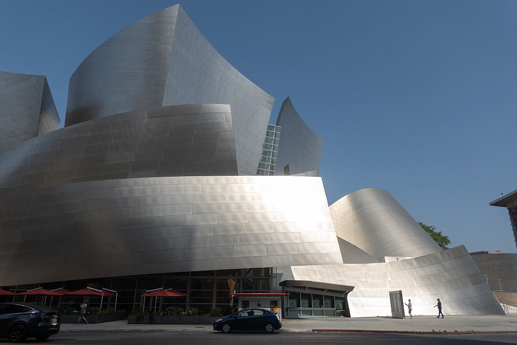Fachada do prédio Walt Disney Concert Hall em Los Angeles, Califórnia -