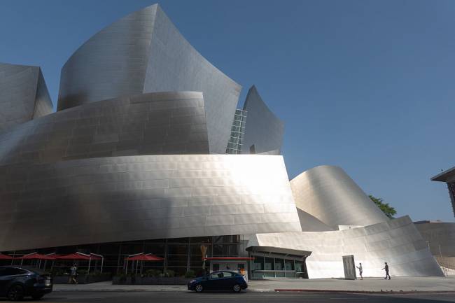 Fachada do prédio Walt Disney Concert Hall em Los Angeles, Califórnia -