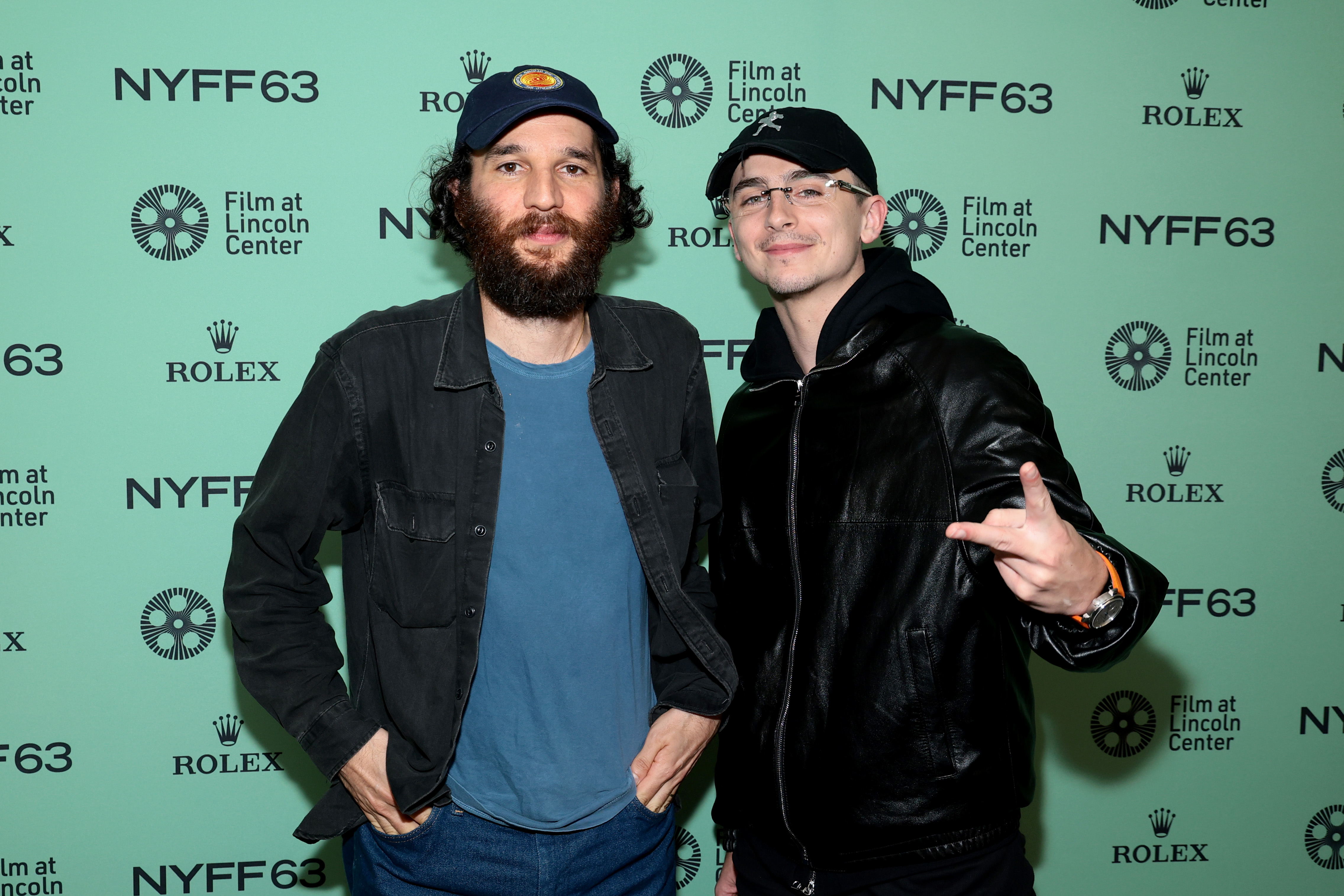 O cineasta Josh Safdie ao lado de Timoth&eacute;e Chalamet no Festival de Cinema de Nova York