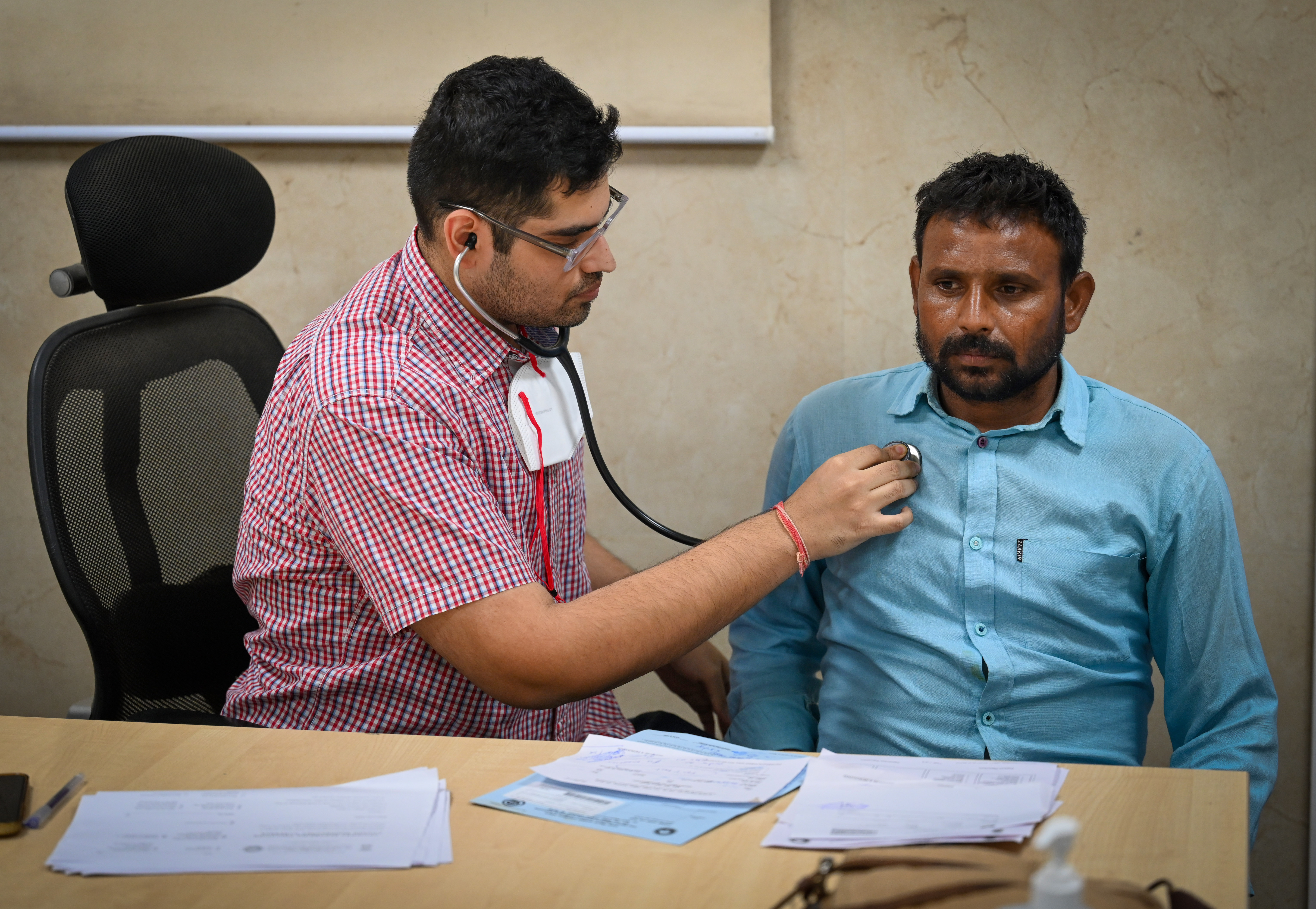 Cl&iacute;nica para doen&ccedil;as relacionadas &agrave; polui&ccedil;&atilde;o lotada em 3 de novembro de 2025, em Nova D&eacute;li, &Iacute;ndia