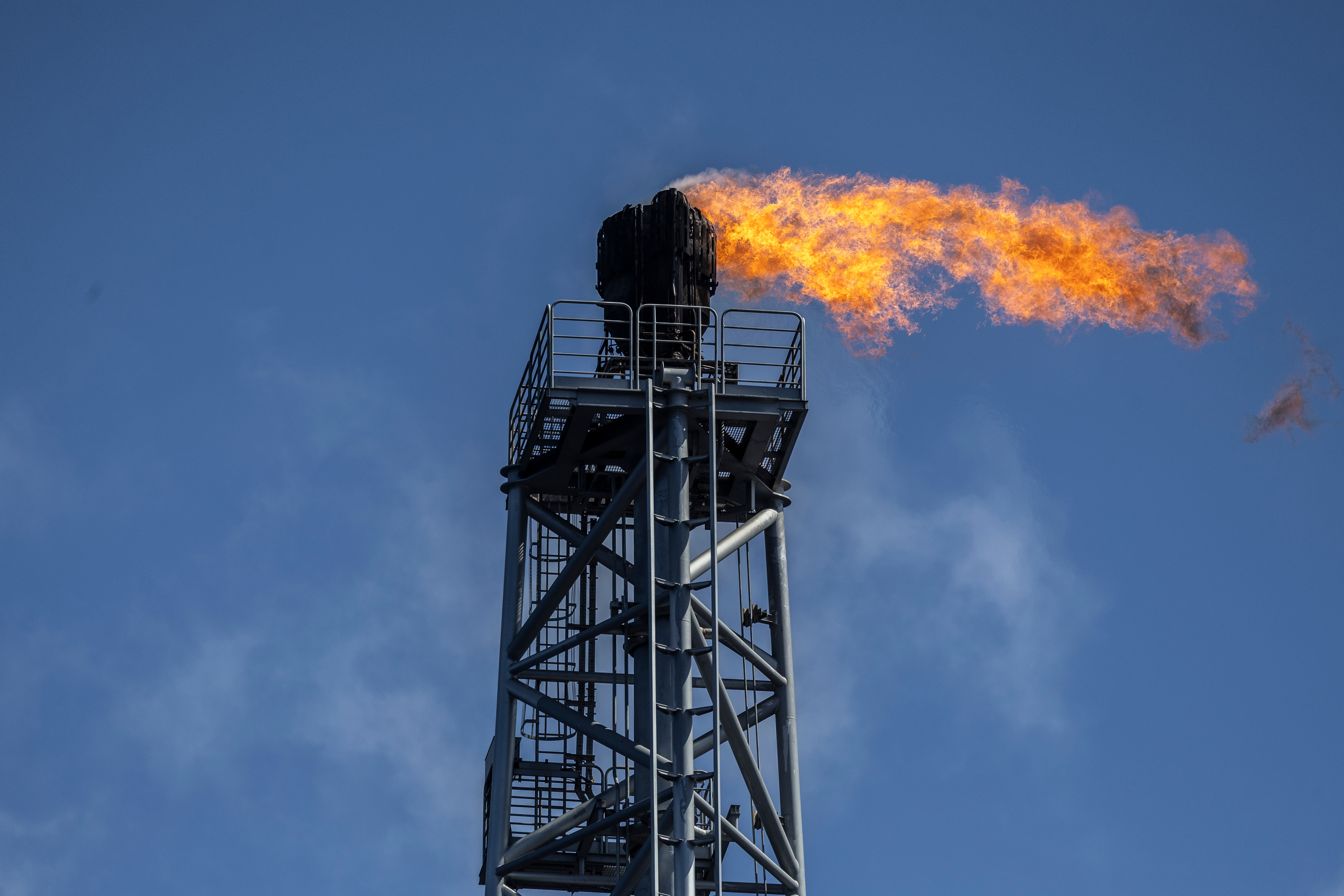 Chama de gás é vista na plataforma flutuante de produção e armazenamento Almirante Tamandaré, operada pela SBM Offshore para a Petrobras, no campo de Búzios, na costa do Rio