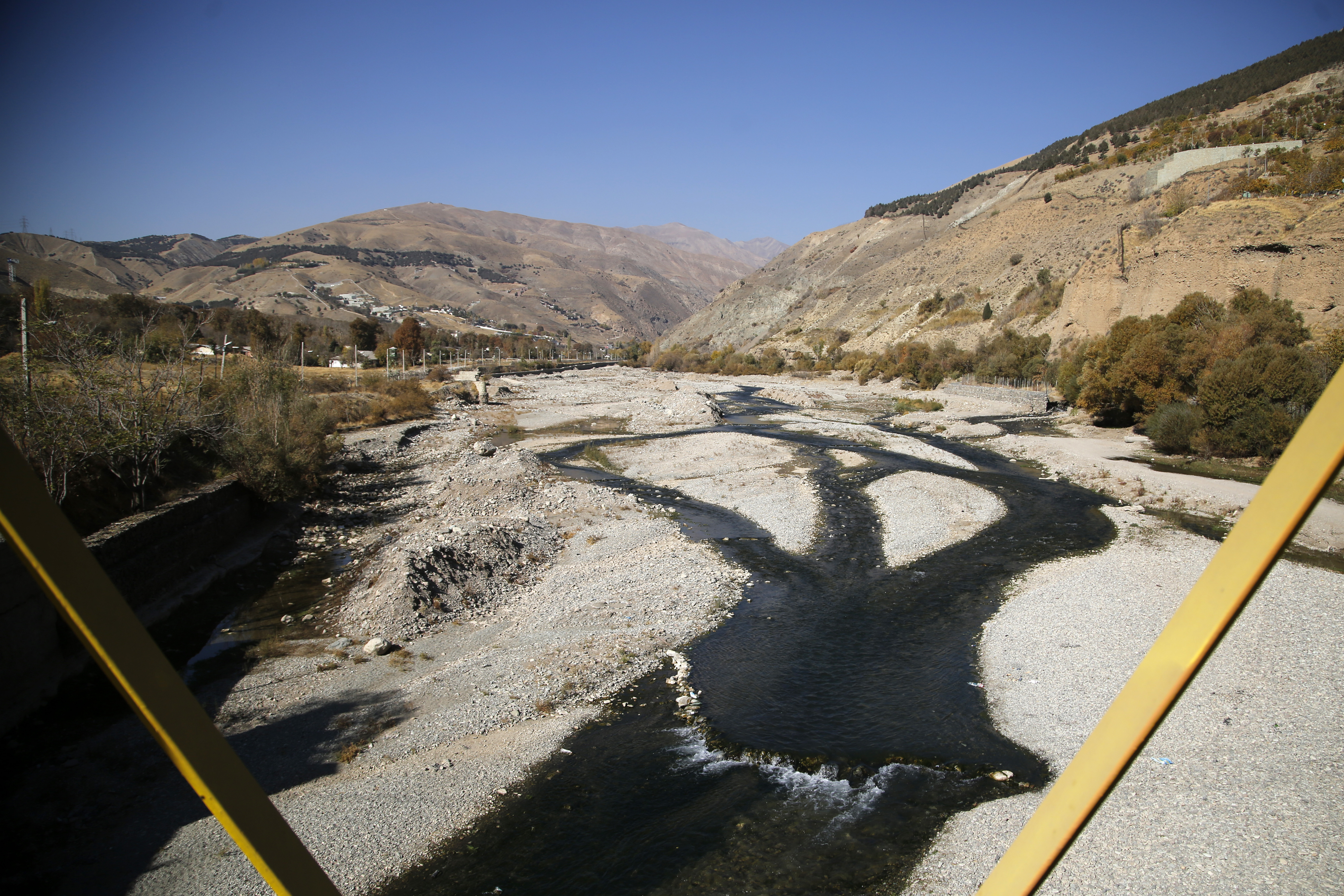 Vista do rio Lavasan, antes considerado um dos mais abundantes em água na região de Teerã e que secou quase completamente, assim como outros lagos e rios que atingem níveis críticos devido à escassez hídrica na capital, em 11 de novembro de 2025