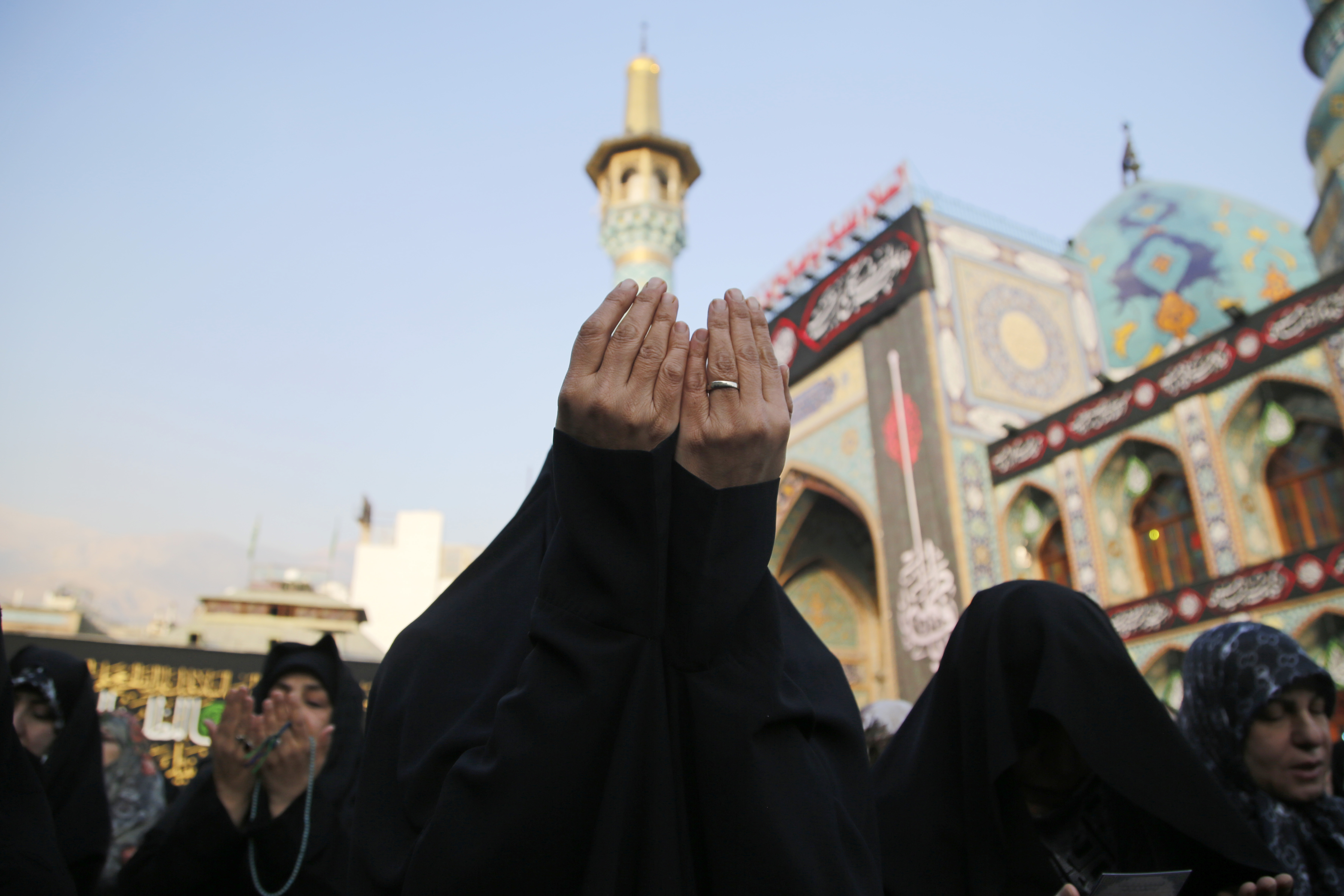 Iranianos rezam juntos pela chuva no Túmulo Imamzadeh Saleh, em Teerã, que enfrenta a pior seca em 60 anos, em 14 de novembro de 2025