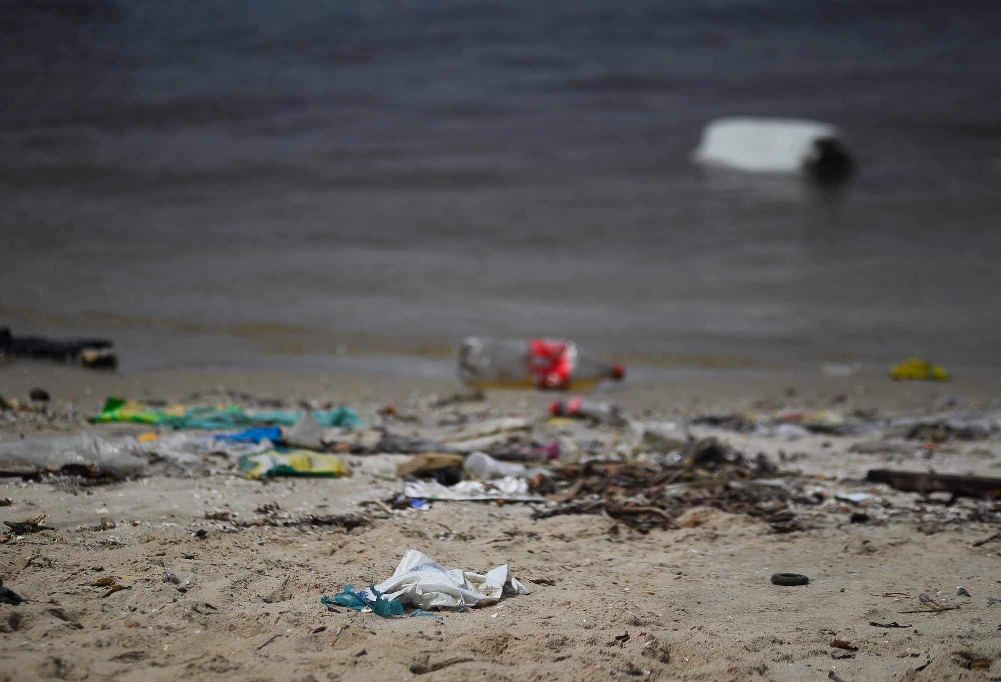Lixo em praia da Ba&iacute;a de Guanabara, em novembro de 2025. Pescadores relatam queda nos estoques de peixes e afirmam que muitas vezes capturam mais pl&aacute;stico do que pescados