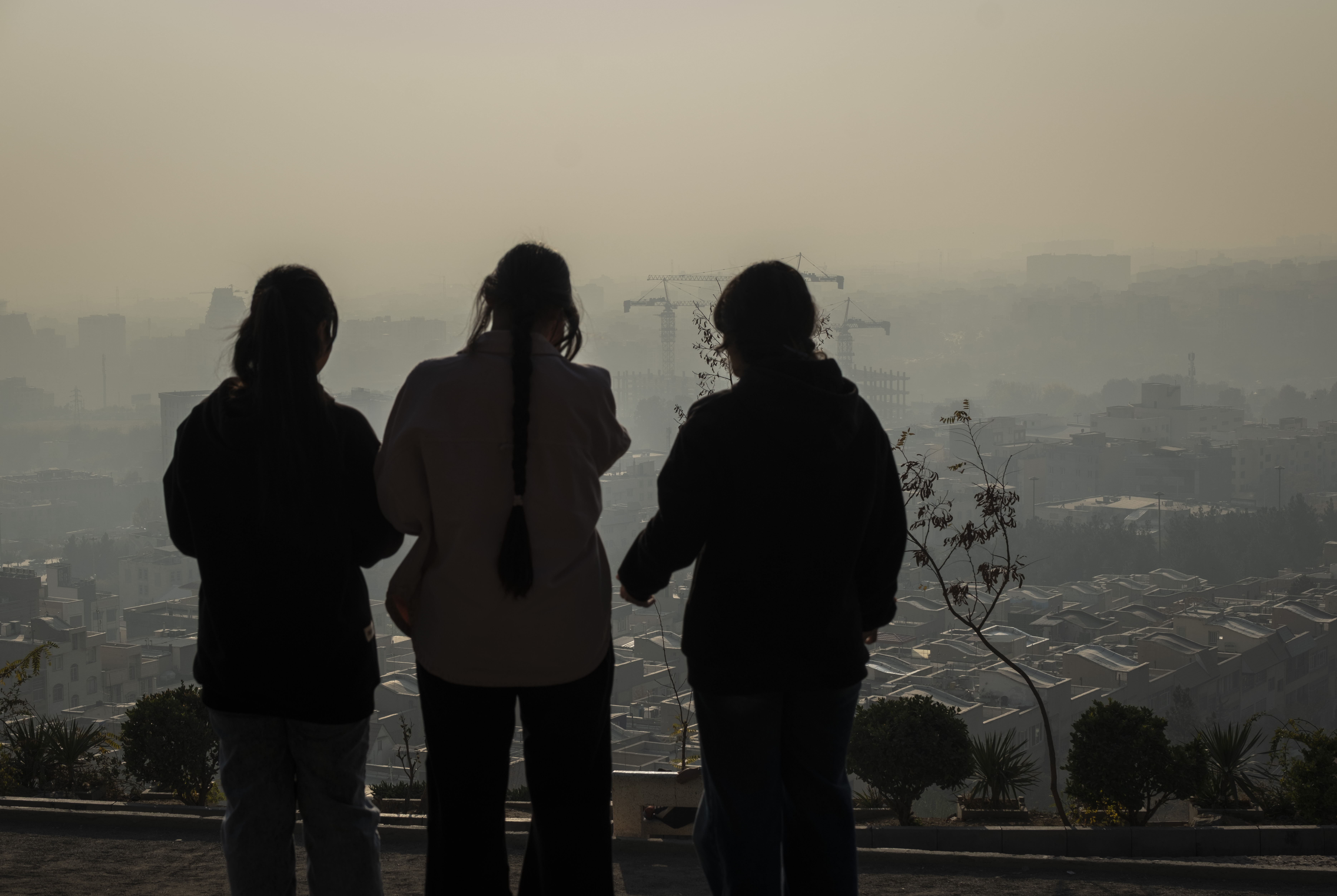 Jovens iranianas permanecem juntas em um parque no noroeste de Teerã, Irã, em 22 de novembro de 2025: estiagem fez o ar da cidade se tornar o mais poluído do mundo