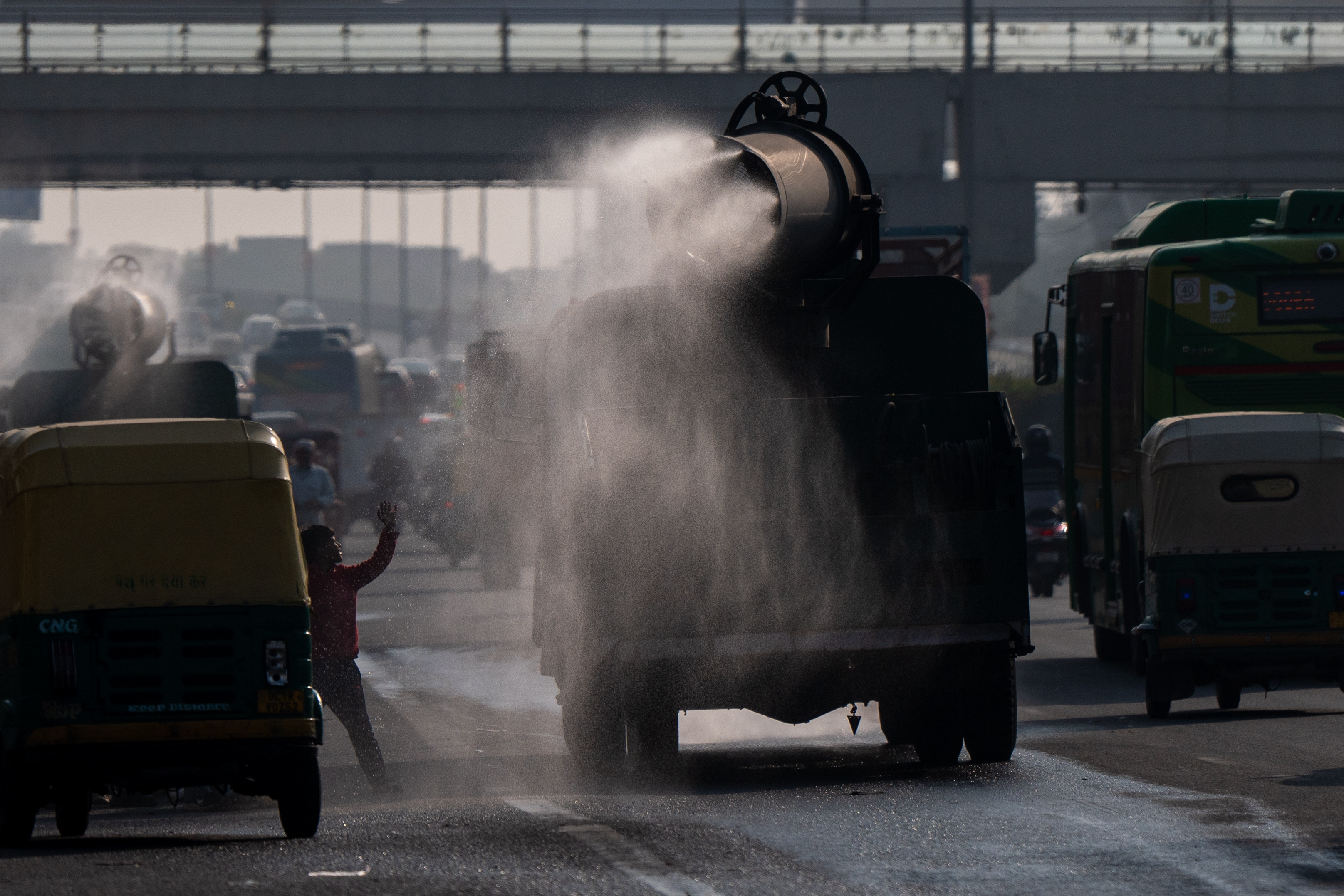 Um canh&atilde;o anti-polui&ccedil;&atilde;o pulveriza &aacute;gua para assentar part&iacute;culas de poeira em meio &agrave; neblina de polui&ccedil;&atilde;o em Nova D&eacute;li, &Iacute;ndia, em 3 de dezembro de 2025. Tecnologia &eacute; ineficaz