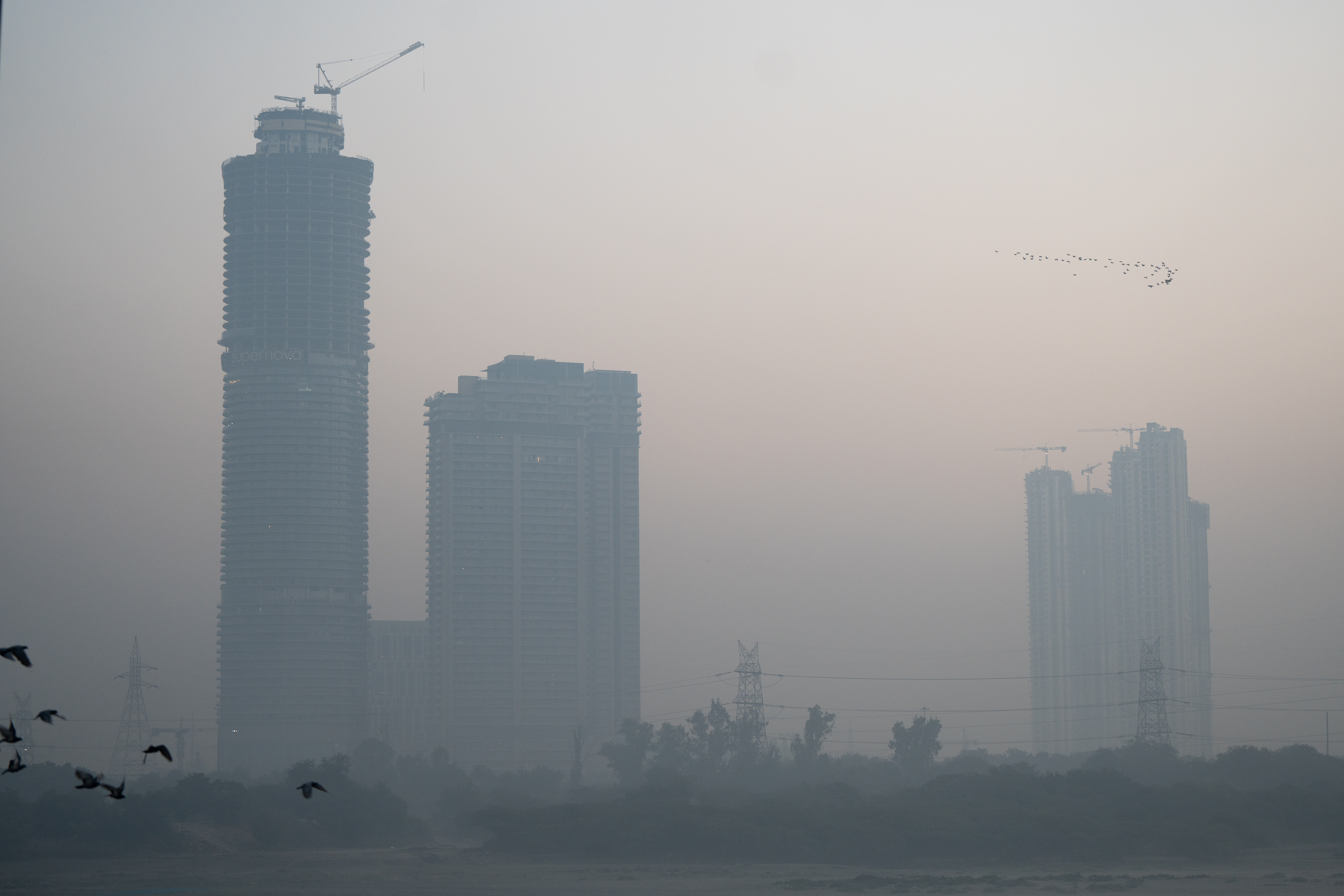 Vista geral de edifícios sob forte neblina de poluição em Nova Déli, Índia, em 3 de dezembro de 2025. A qualidade do ar na capital permanece na categoria “severa”