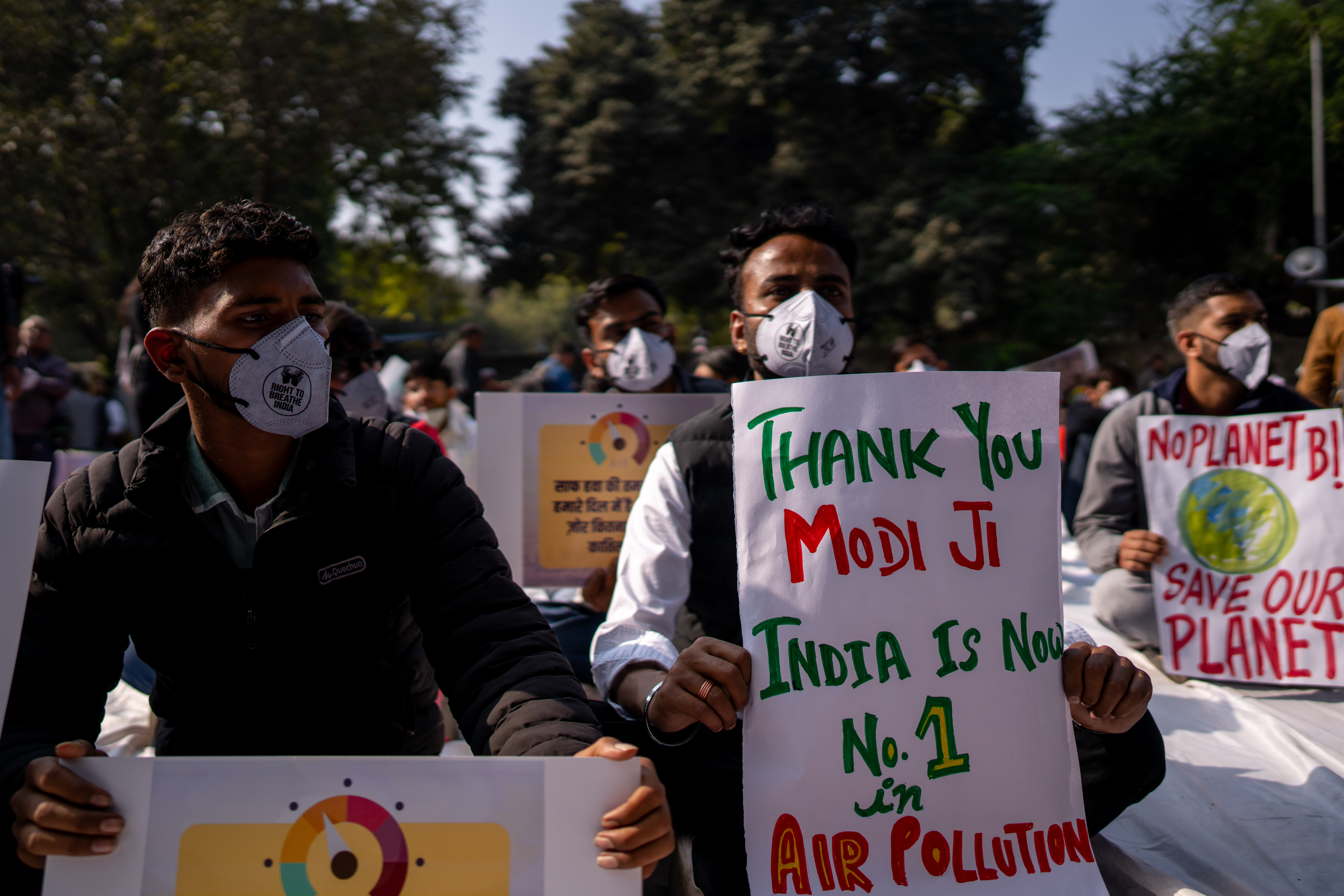Manifestantes usam m&aacute;scaras exibem cartazes pedindo a&ccedil;&otilde;es do governo para conter a polui&ccedil;&atilde;o, em Nova D&eacute;li, &Iacute;ndia, em 3 de dezembro de 2025