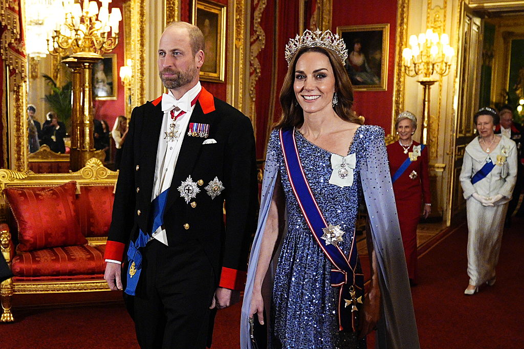 Tudo azul (e cheio de brilhantes) para a princesa Kate Middleton