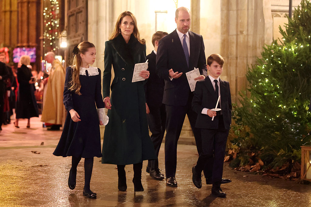 Princesa Charlotte: espelho da mãe Kate Middleton no vestir