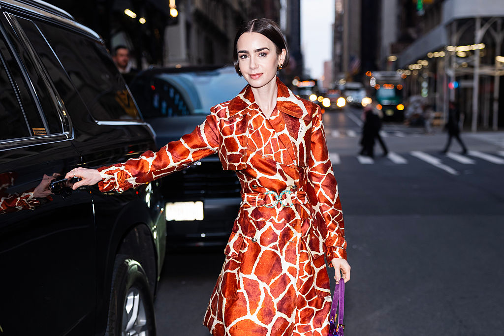O que Lily Collins, de ‘Emily in Paris’, tem a ver com Carrie Bradshaw e Fred Flintstone?
