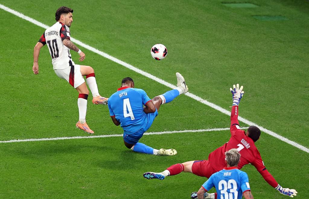 Flamengo vence Cruz Azul com dois gols de Arrascaeta e avança no Intercontinental