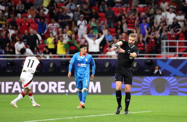 DOHA, QATAR - DECEMBER 10: Referee Glenn Nyberg awards CR Flamengo their second goal as he points to his watch indicating the ball crossed the line during the FIFA Derby of the Americas 2025 match between Cruz Azul and CR Flamengo at Ahmad Bin Ali Stadium on December 10, 2025 in Doha, Qatar. (Photo by Jan Kruger - FIFA/FIFA via Getty Images)