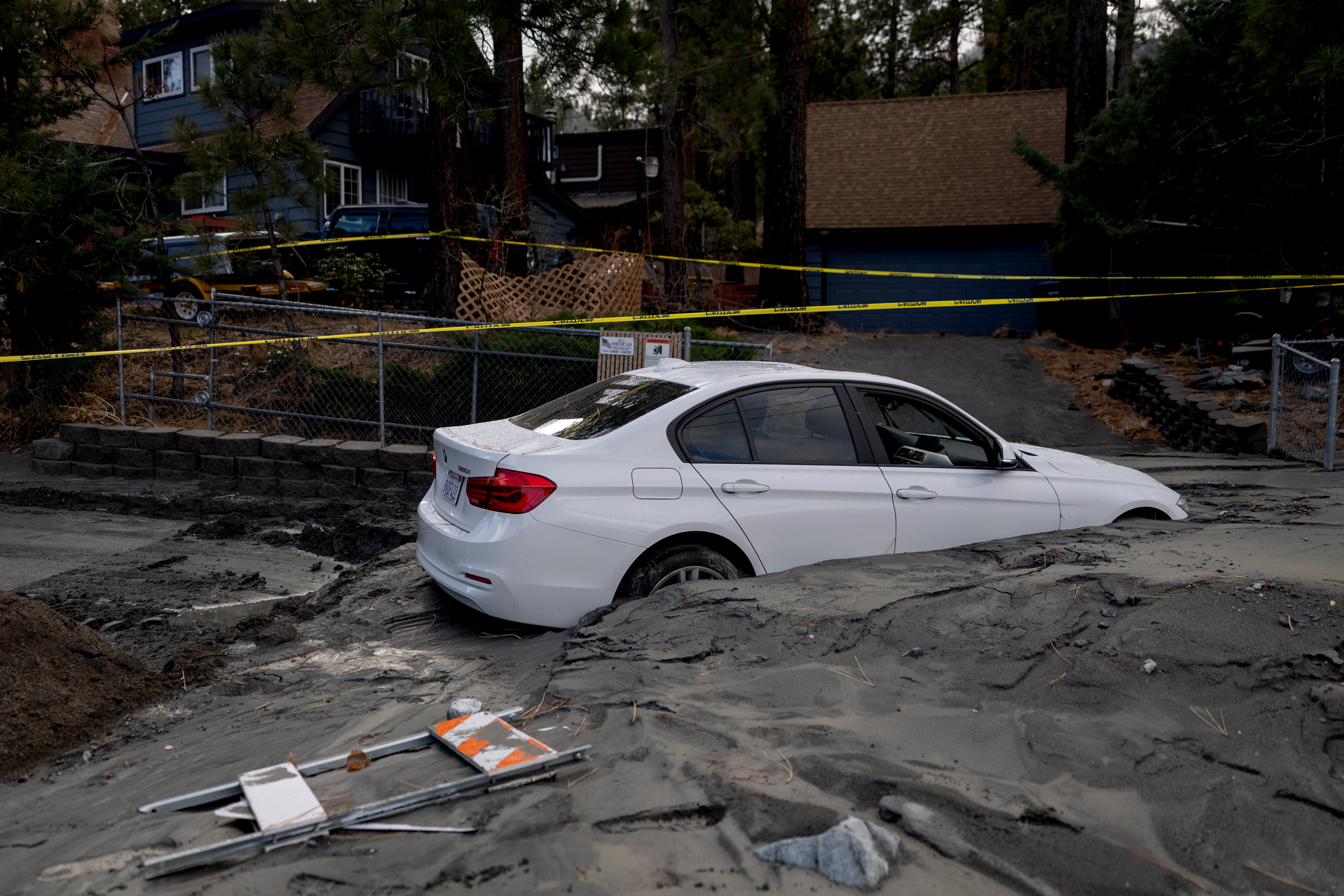 Destroços provocados pela tempestade cobrem um carro em Wrightwood, na Califórnia, em 25 de dezembro de 2025