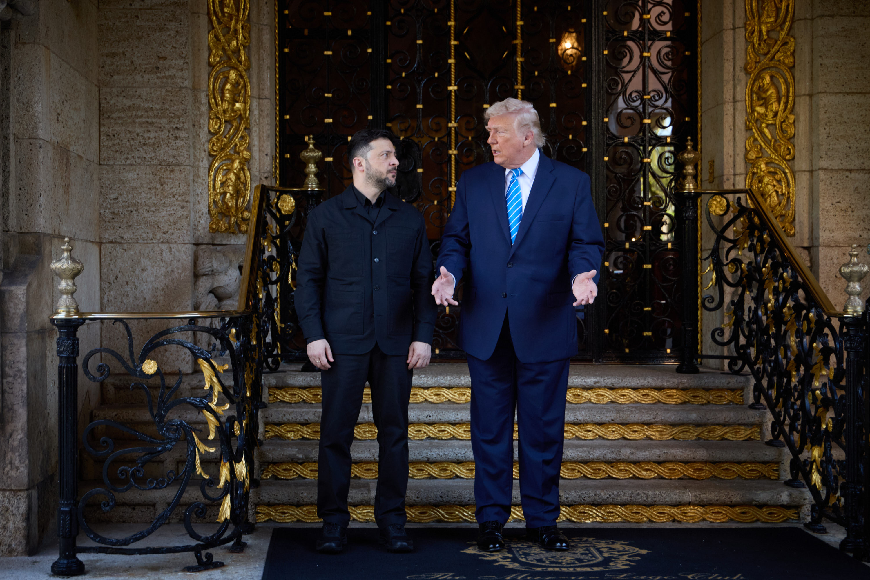 O presidente dos Estados Unidos, Donald Trump, recebe o presidente da Ucrânia, Volodymyr Zelensky, em sua residência em Mar-a-Lago, na Flórida, onde os dois se reuniram para discutir garantias de segurança americanas