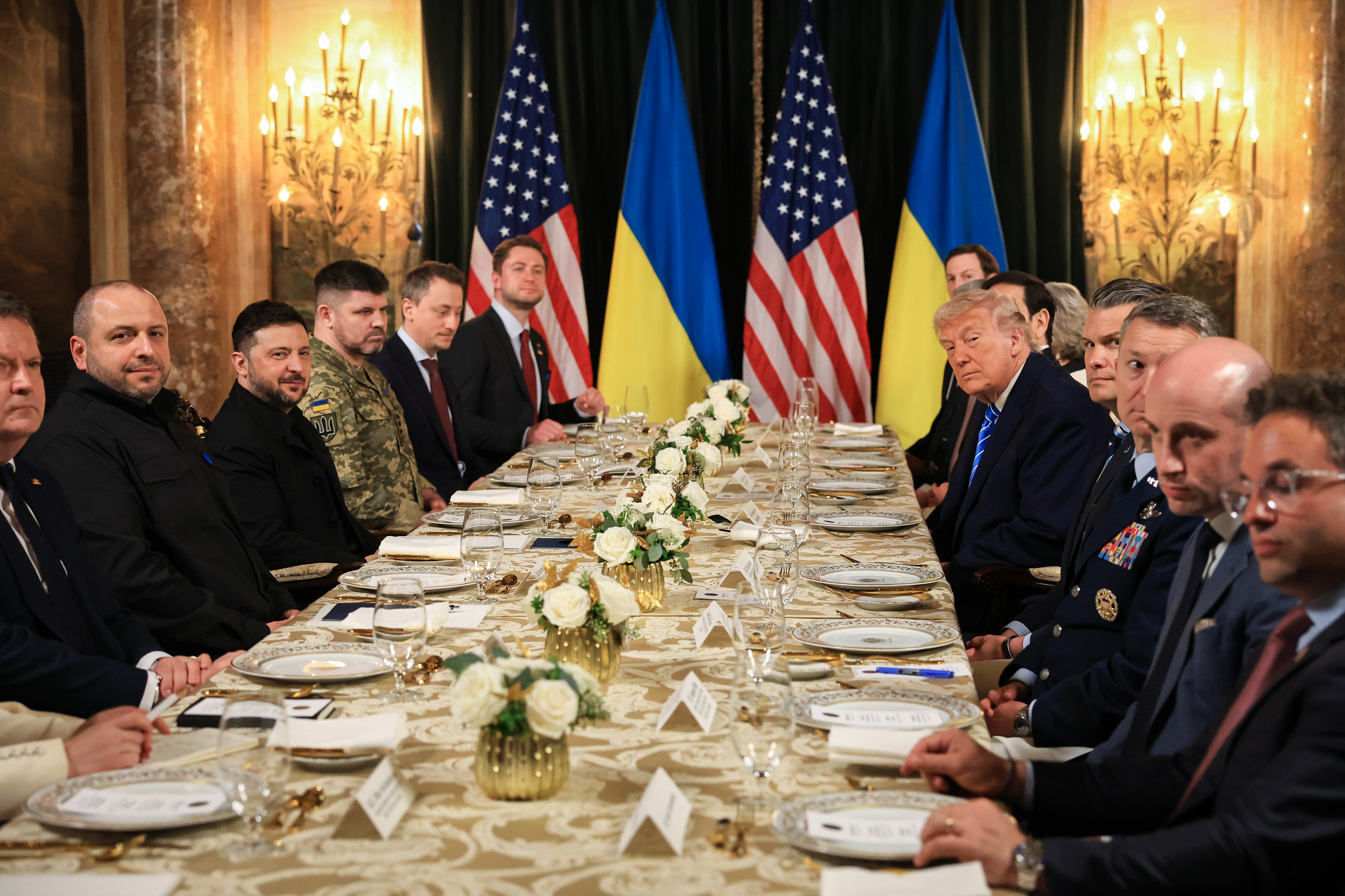 O presidente dos Estados Unidos, Donald Trump, recebe o presidente da Ucr&acirc;nia, Volodymyr Zelensky, no clube Mar-a-Lago, na Fl&oacute;rida, onde discutiram o plano americano para encerrar a guerra na Ucr&acirc;nia