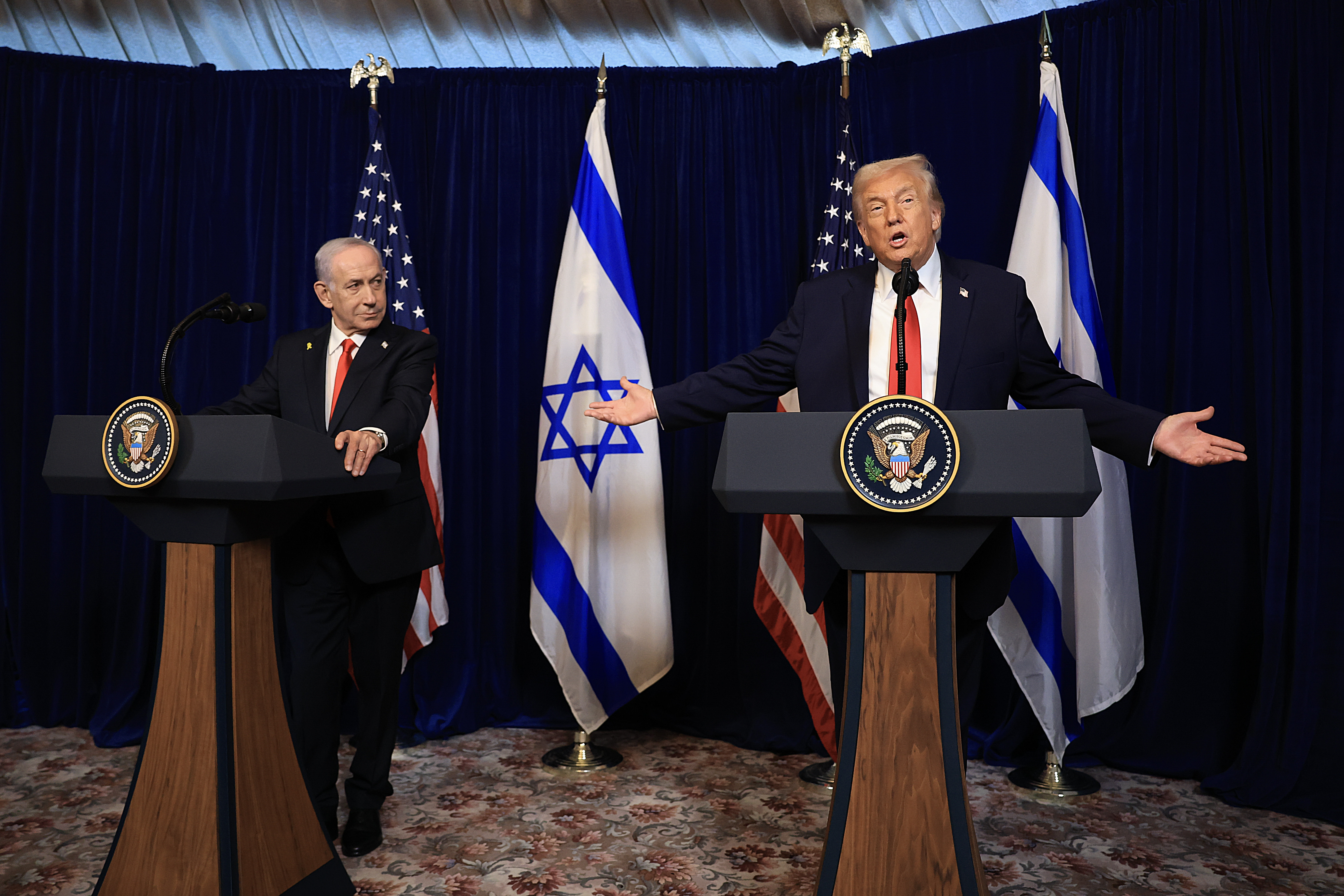 O presidente dos Estados Unidos, Donald Trump, concede entrevista coletiva ao lado do primeiro-ministro de Israel, Benjamin Netanyahu, em seu clube Mar-a-Lago, em Palm Beach, na Flórida