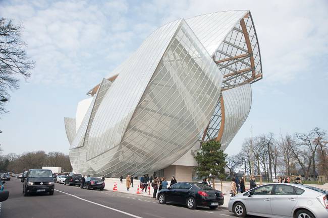 Prédio da Fundação Louis Vuitton, museu e centro cultural em Paris criado por Frank Gehry -