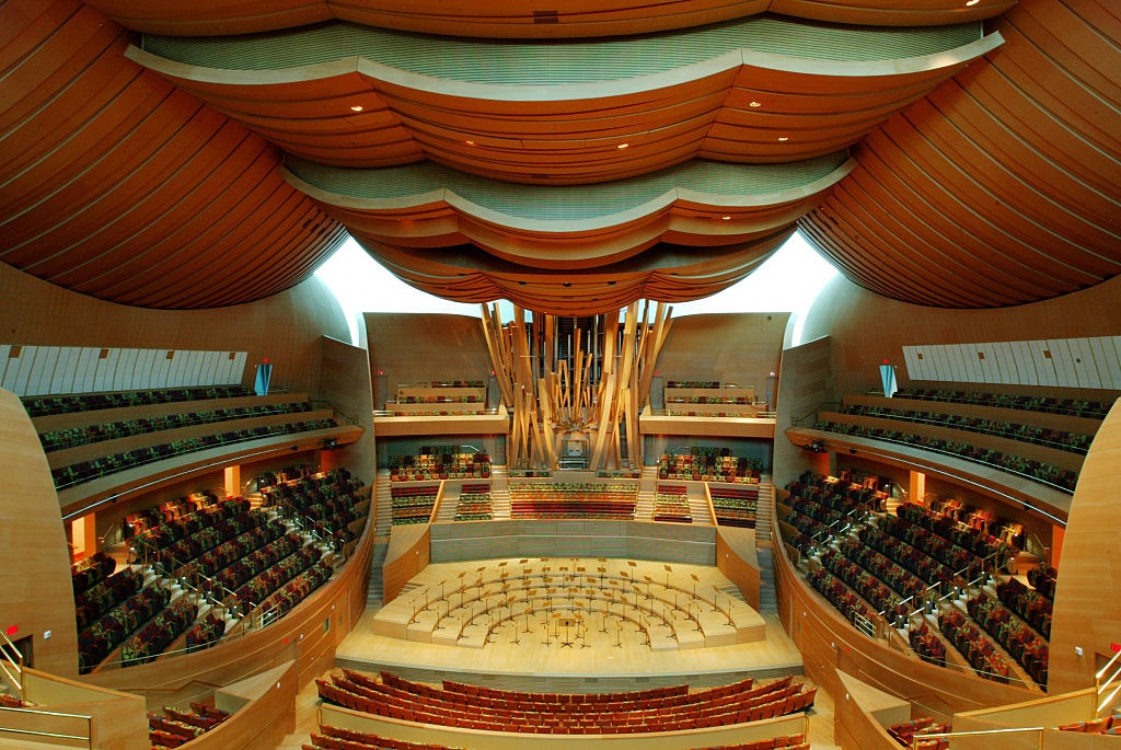 Interior do auditório do Walt Disney Concert Hall em Los Angeles, desenhado por Frank Gehry em parceria com Manuel Rosales -