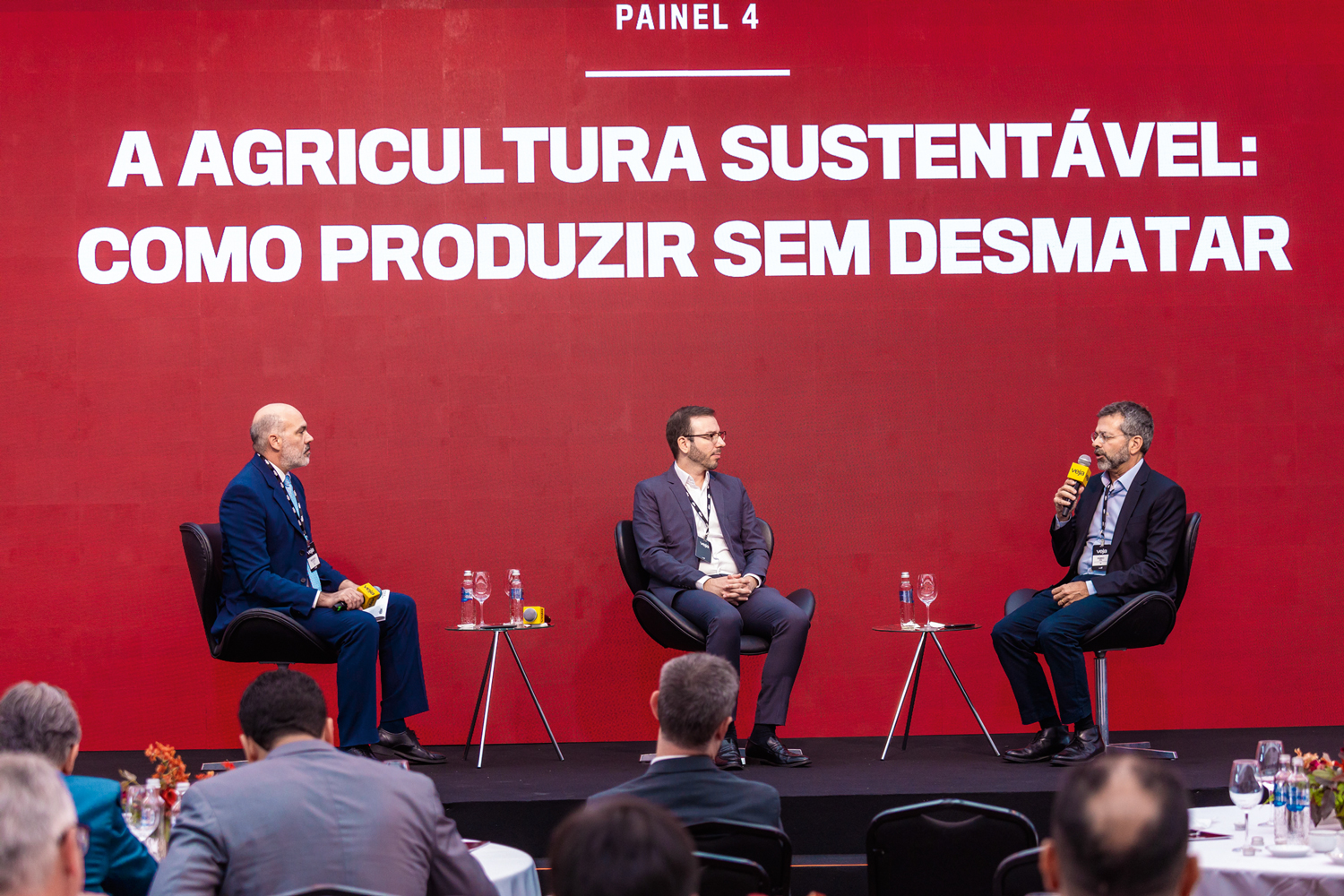 Diogo Schelp, de VEJA, com Vitor Santos, do BTG Pactual, e Fábio Dias, da JBS: boas práticas