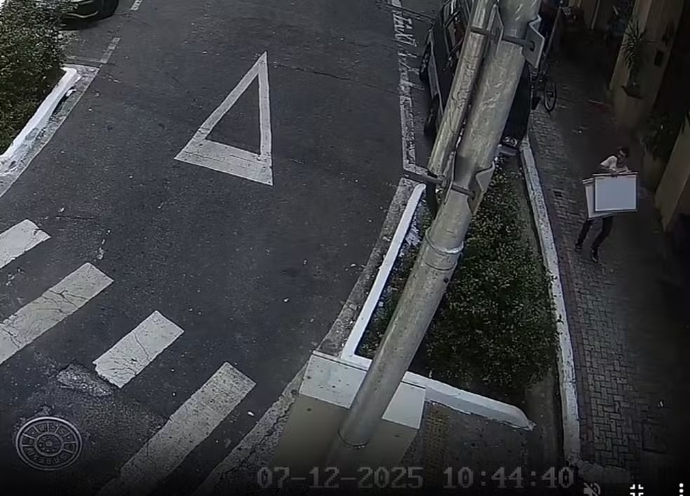 Vídeo mostra criminosos furtando obras de arte de biblioteca em São Paulo