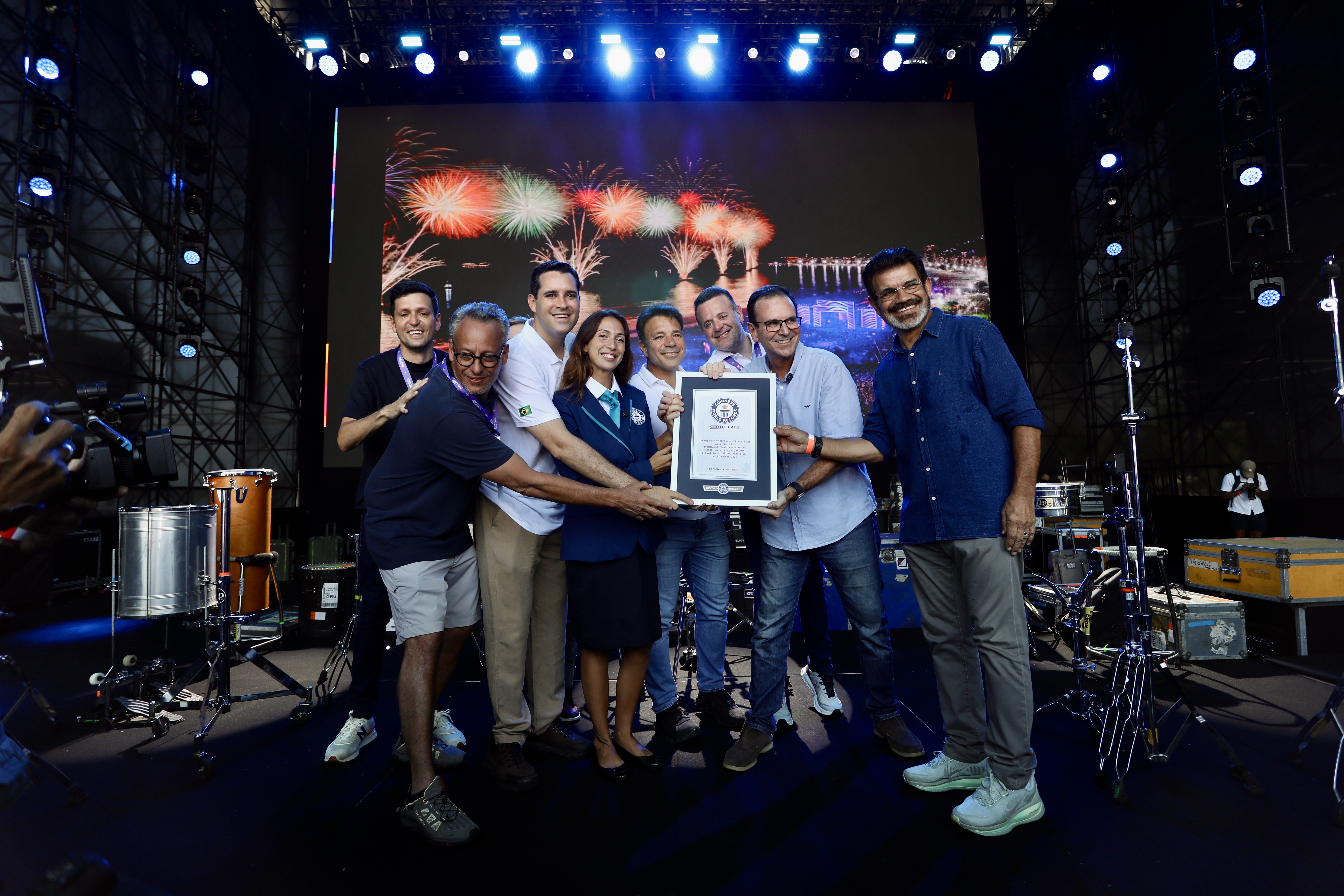 Placa comemorativa do Guinness World Records foi entregue ao prefeito Eduardo Paes na Praia de Copacabana