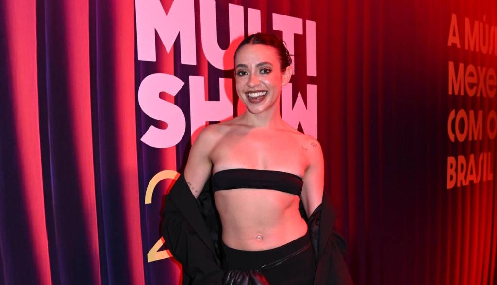 A influenciadora com decote ‘faixa de censura’ no Prêmio Multishow