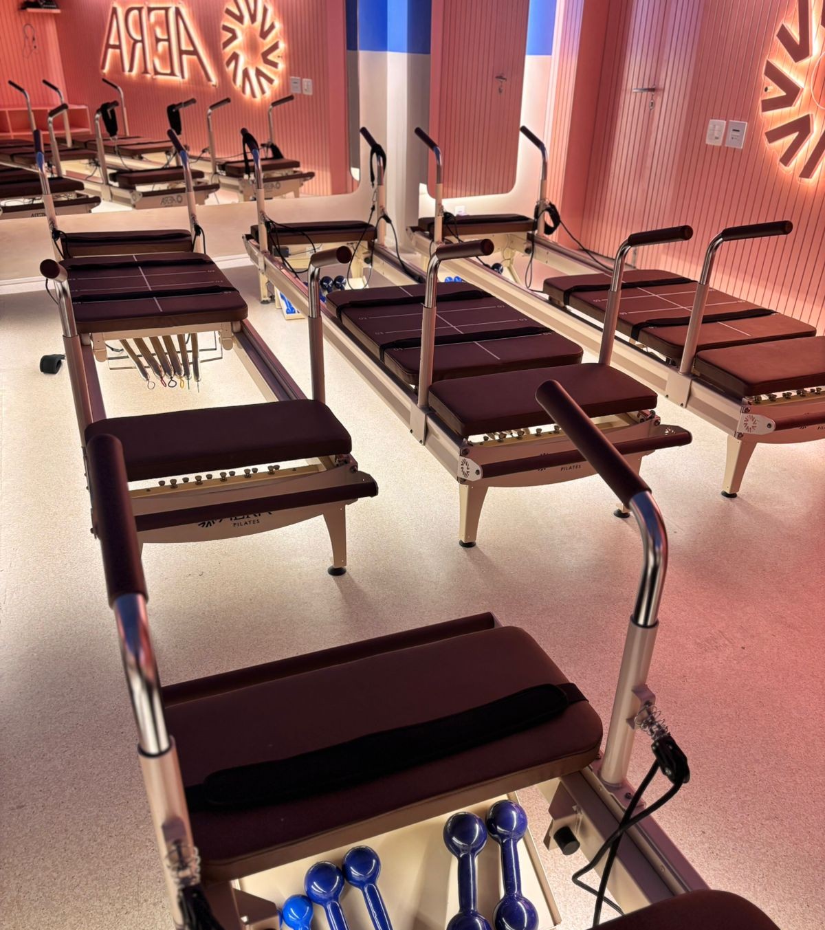 Aera Piltares oferece salas estruturadas com equipamentos complementares ao Reformer e iluminação elaborada para facilitar os registros das aulas