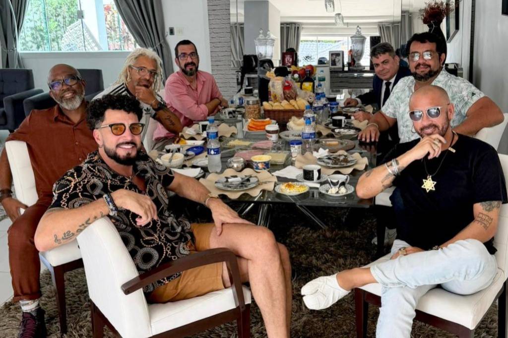 Latino se reúne com José Junior para tratar de documentário sobre sua vida