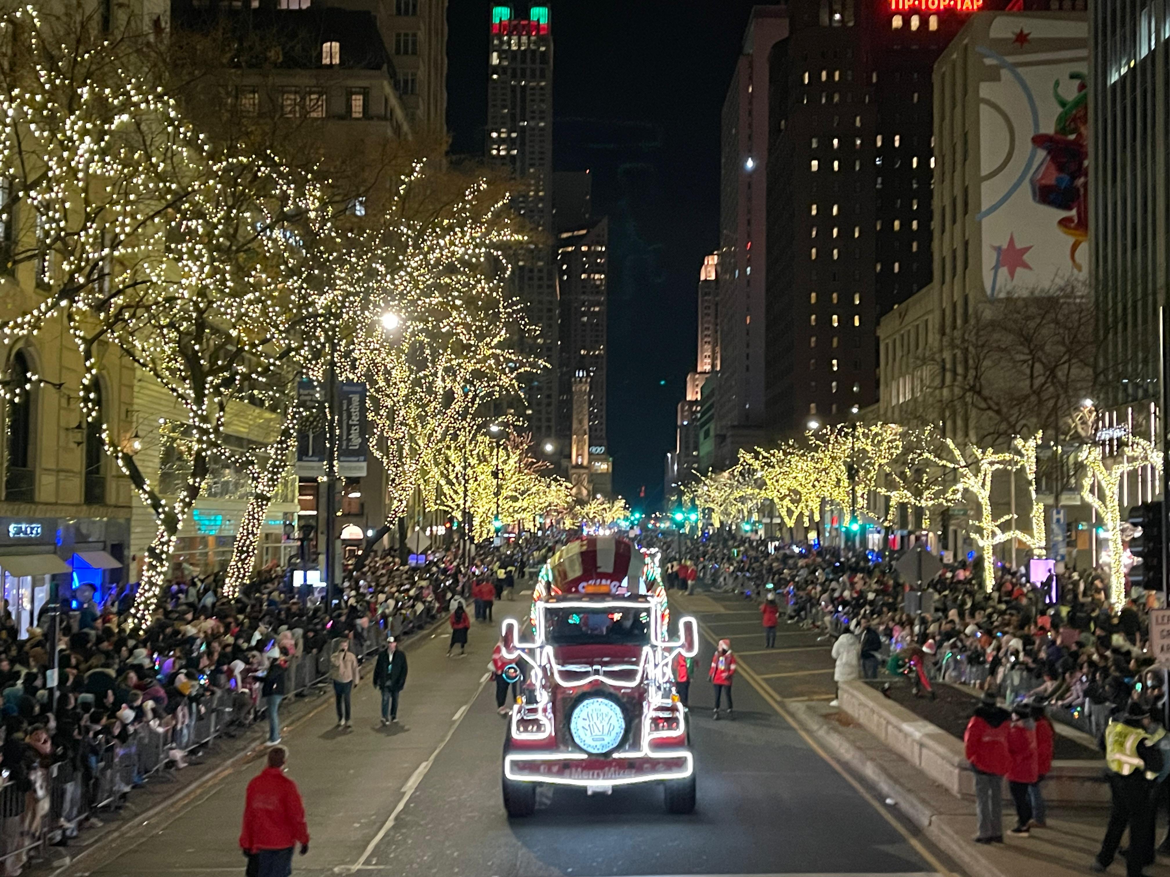 Maior parada noturna dos Estados Unidos: evento conta com carros alegóricos, bandas, balões gigantes e personagens da Disney