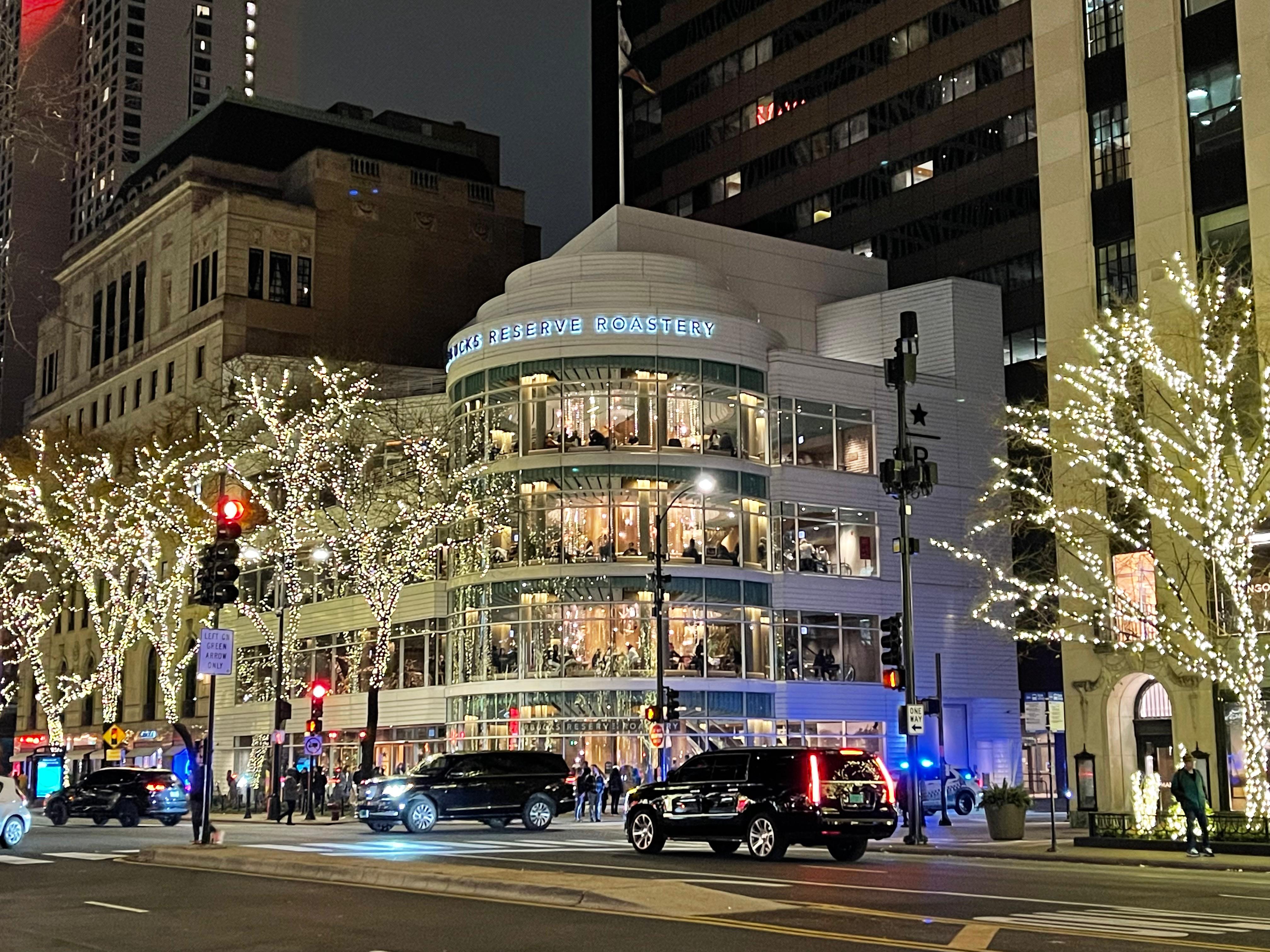 Lojas de departamentos, grifes de luxo, entretenimento e gastronomia: a avenida é comparada à Quinta Avenida, em Nova York