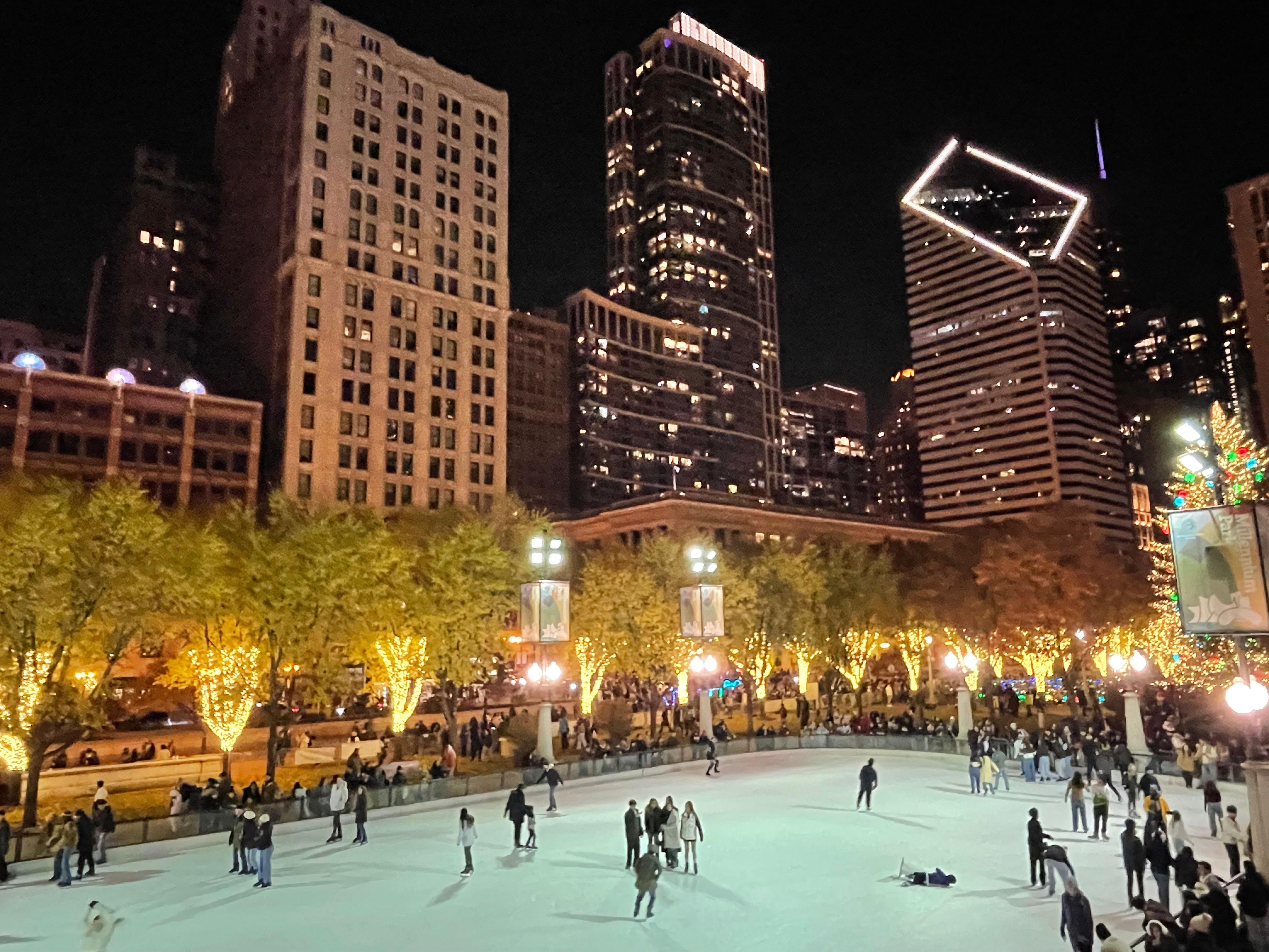 Patinação no gelo: só no Millennium Park funcionam na temporada de final de ano dois rinques, um deles retangular e outro com um circuito maior