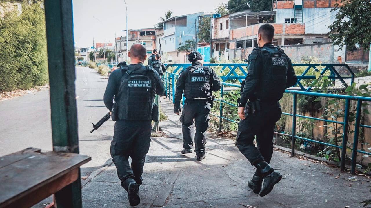Operação da Polícia Civil no bairro de Anchieta, Zona Norte do Rio, mira grupo estratégico do CV