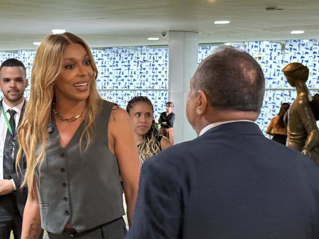 A troca de gentilezas natalinas entre Erika Hilton e Eduardo Pazuello