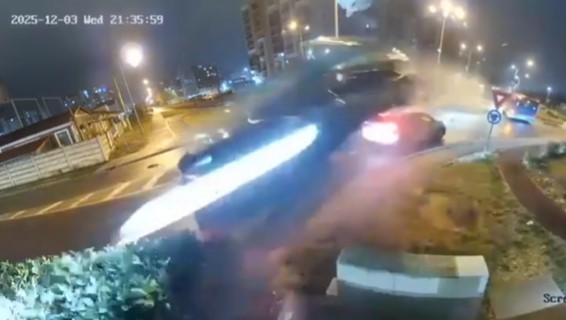 Carro voa sobre ônibus na Romênia e quase explode posto de gasolina