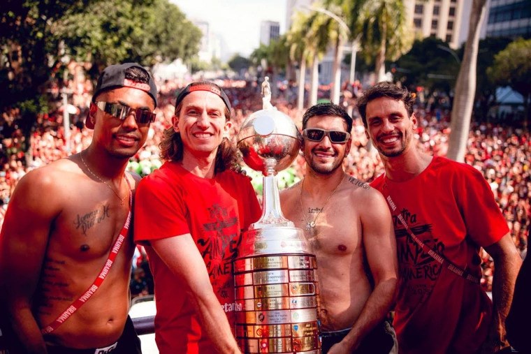 Bruno Henrique, o técnico Filipe Luís, Arrascaeta e o assistente técnico Rodrigo Caio na comemoração do título da Libertadores do Flamengo