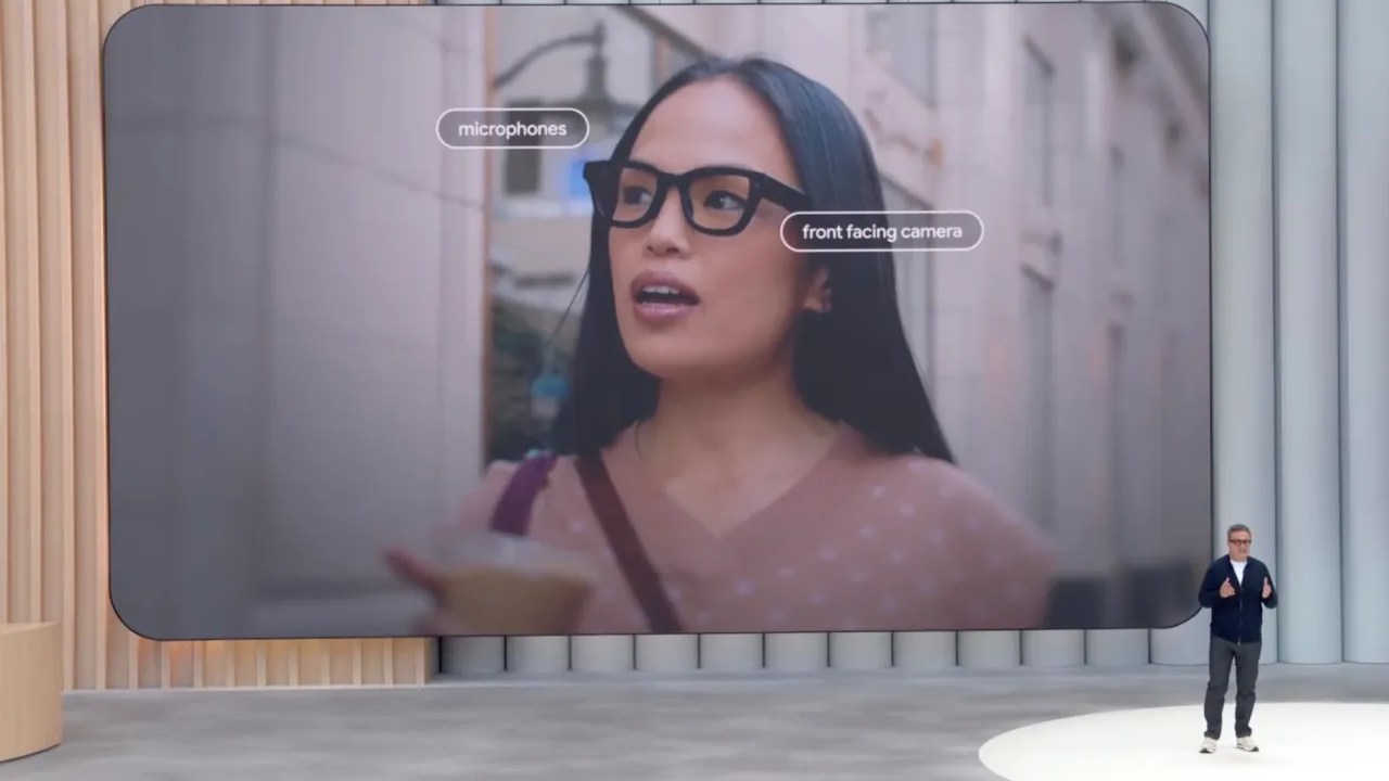 Google mostra protótipo de óculos com inteligência artificial, equipado com microfones e câmera frontal para interação com assistente digital.