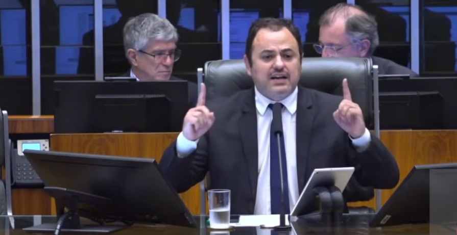 O ato desesperado de Glauber Braga na Câmara