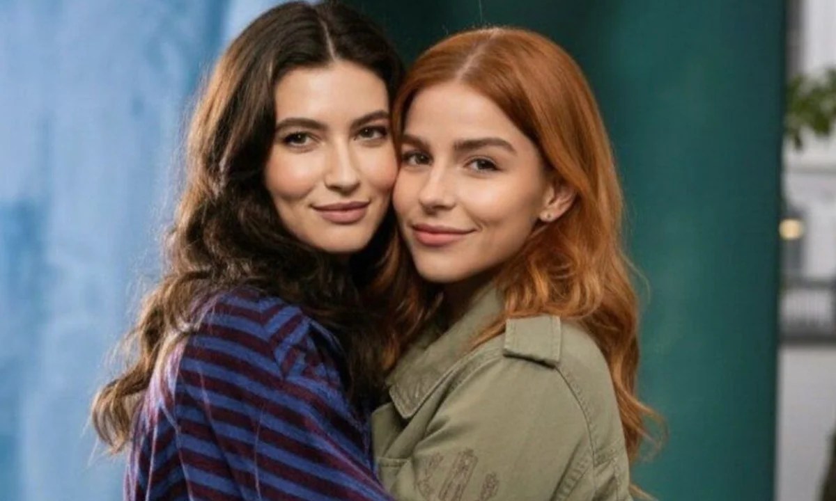 Lorena (Alanis Guillen) e Juquinha (Gabriela Medvedovsky) formam casal lésbico em 'Três Graças'