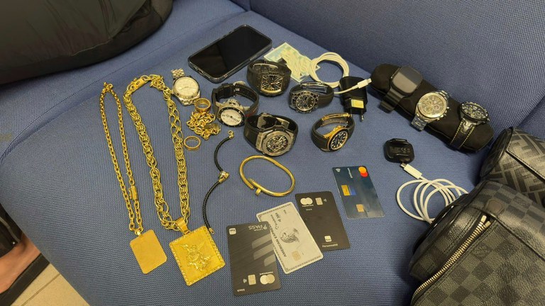 Relógios, joias e cartões de créditos apreendidos pela PF em Blumenau (SC) durante ação contra o tráfico internacional de cocaína