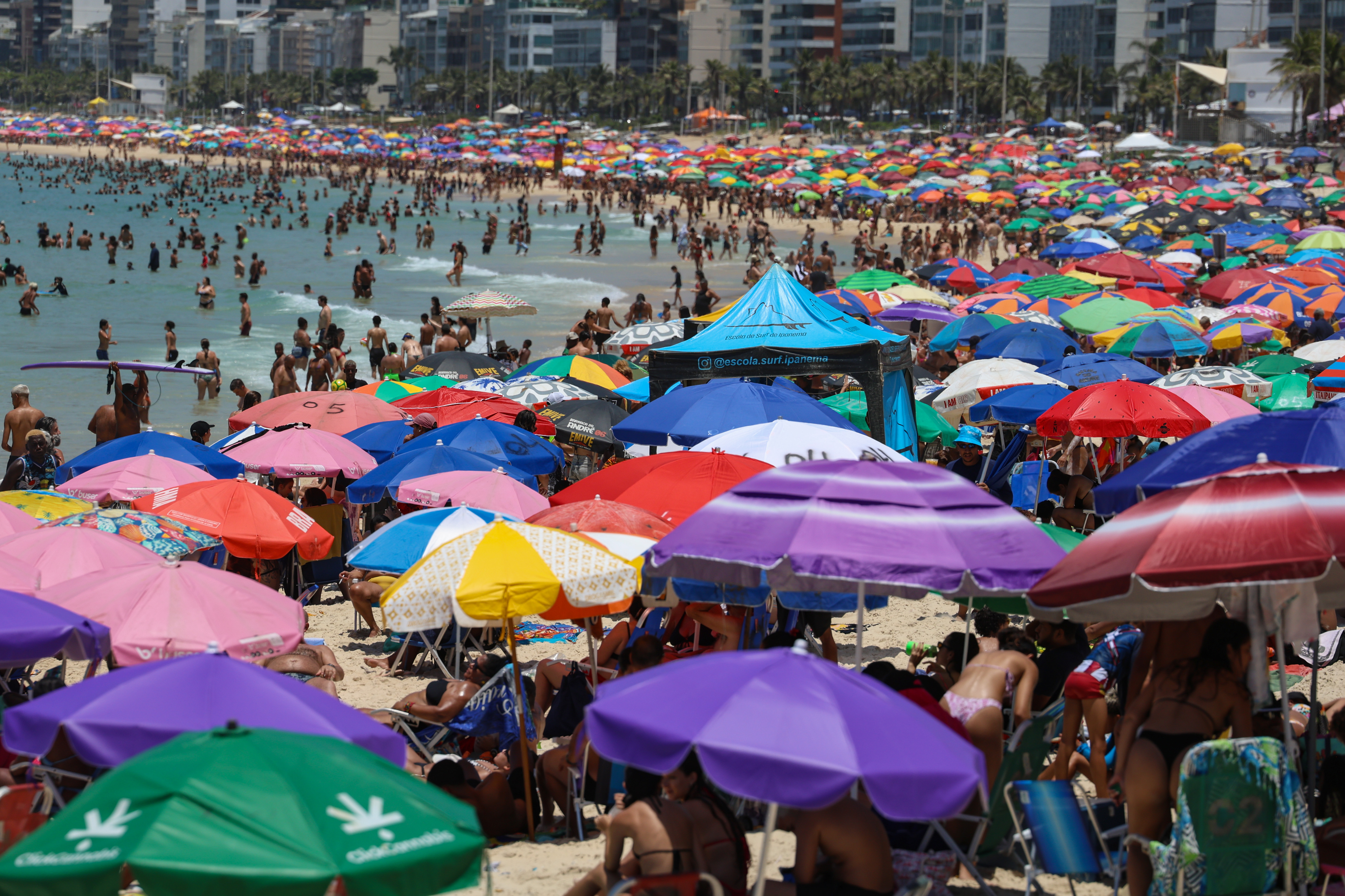 Cariocas e turistas vão à praia em dia de forte calor no Rio - onda de calor no Rio de Janeiro